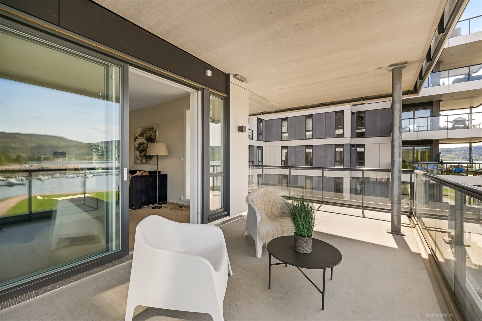 Terrassen er delt opp i flere møbleringssoner, der en kan nyte lange og hyggelige sommerkvelder. Galleribilde