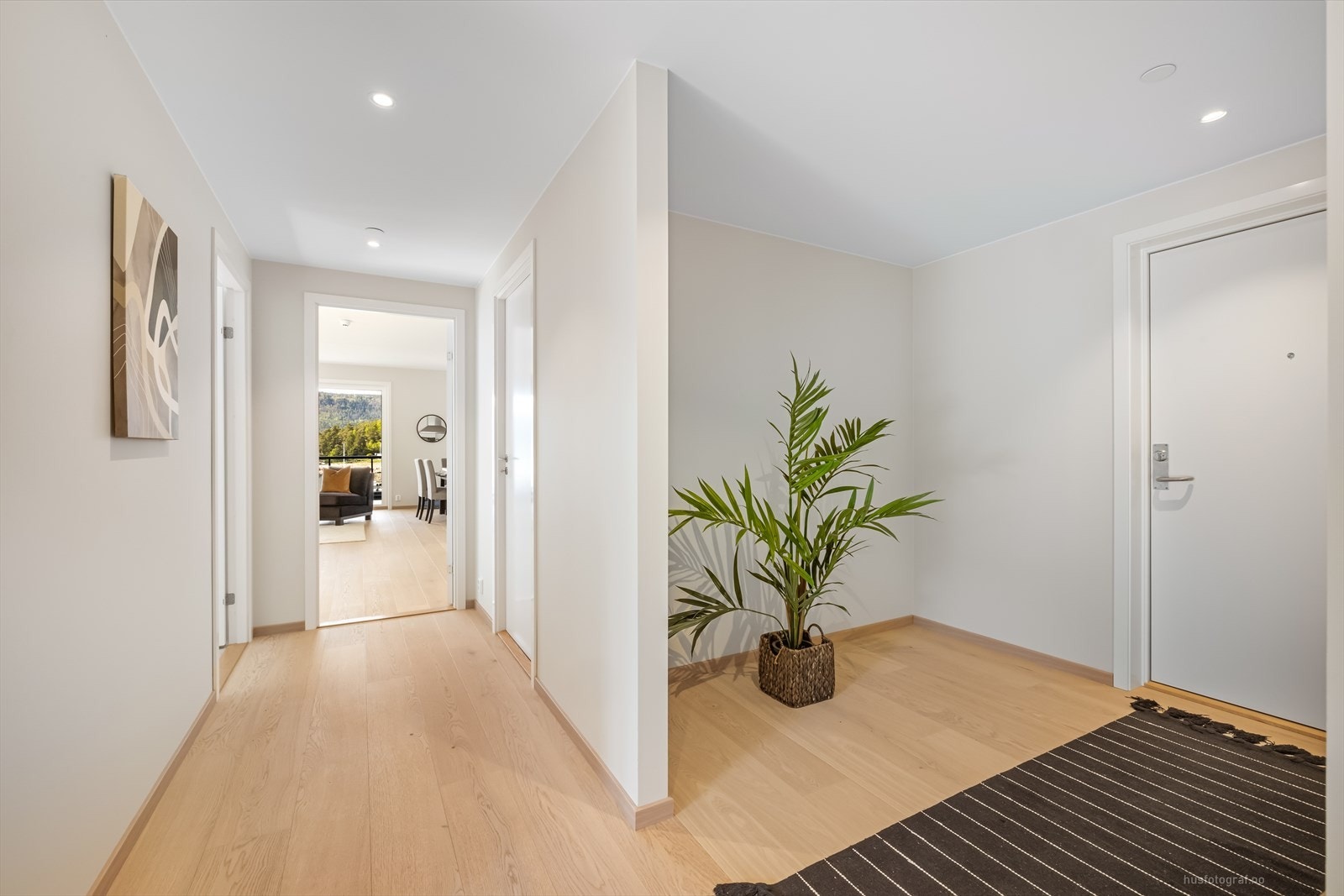 Velkommen inn til en hyggelig og åpen entré med downlights i tak, og avsatt nisje for garderobe. Galleribilde