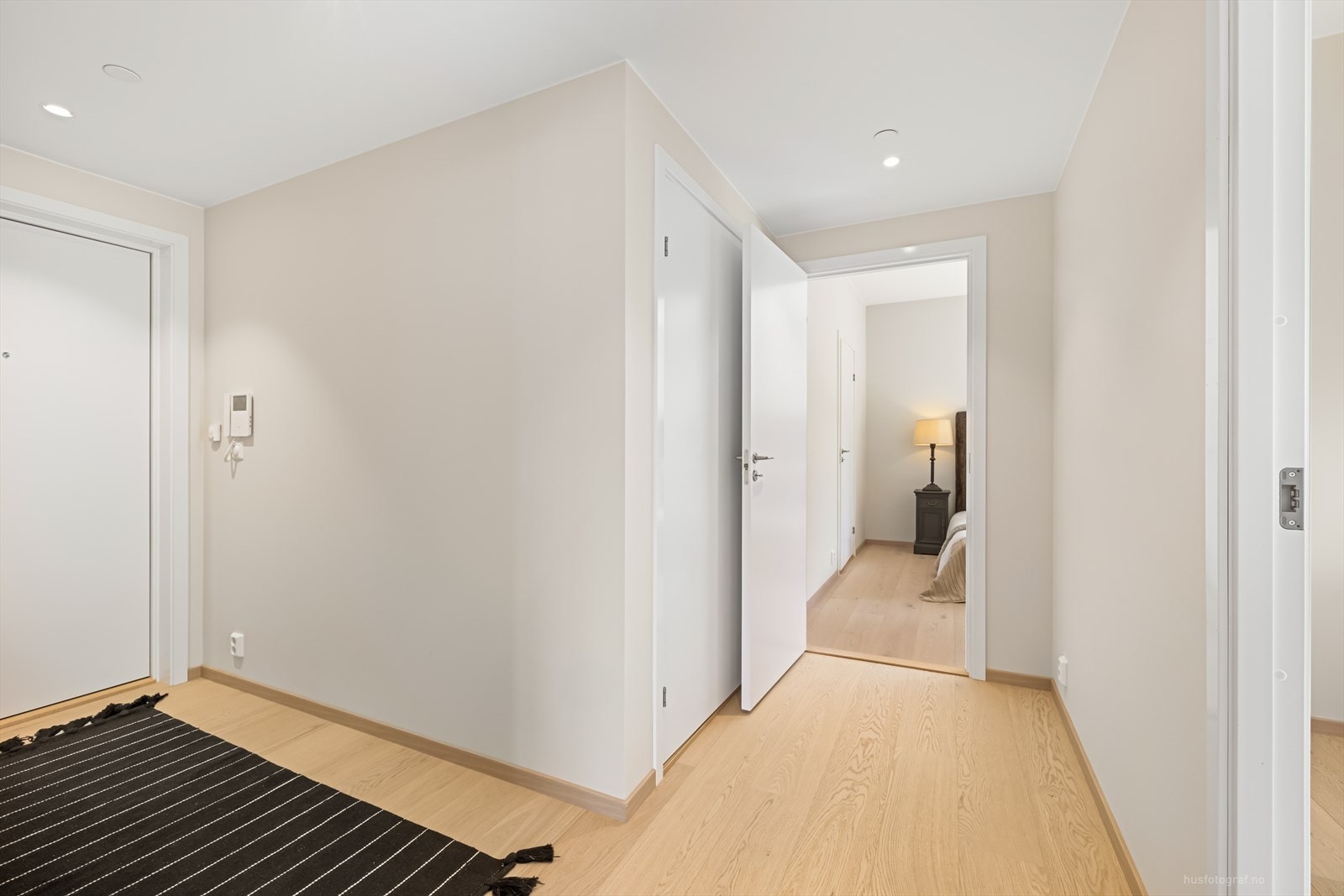 Det er vannbåren gulvvarme og balansert ventilasjon med varmegjenvinner som gir et lunt og behagelig inneklima. Galleribilde