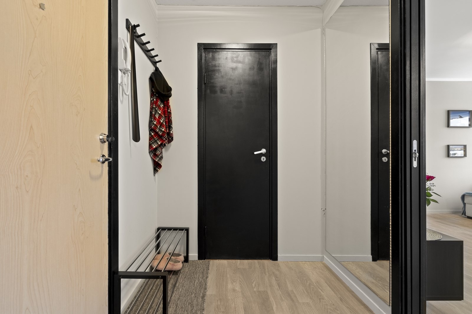 Velkommen inn i entréen! Her har du plass til å henge av deg jakka og sette fra deg skoa. Galleribilde