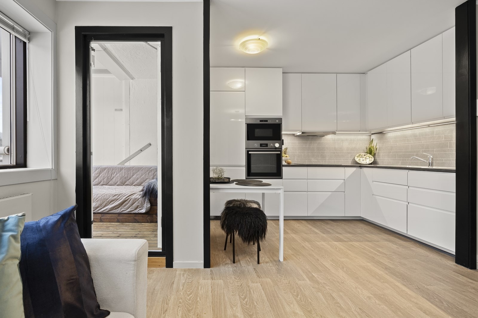 Fra stua tar vi turen ut på den innglassede balkongen. Galleribilde