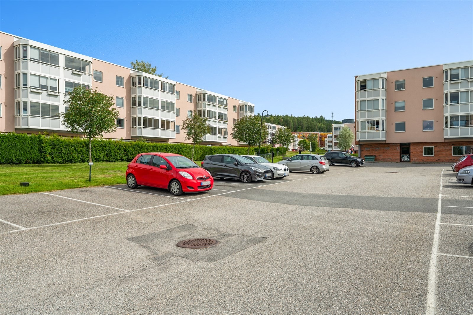 Boligen disponerer p-plass. Galleribilde