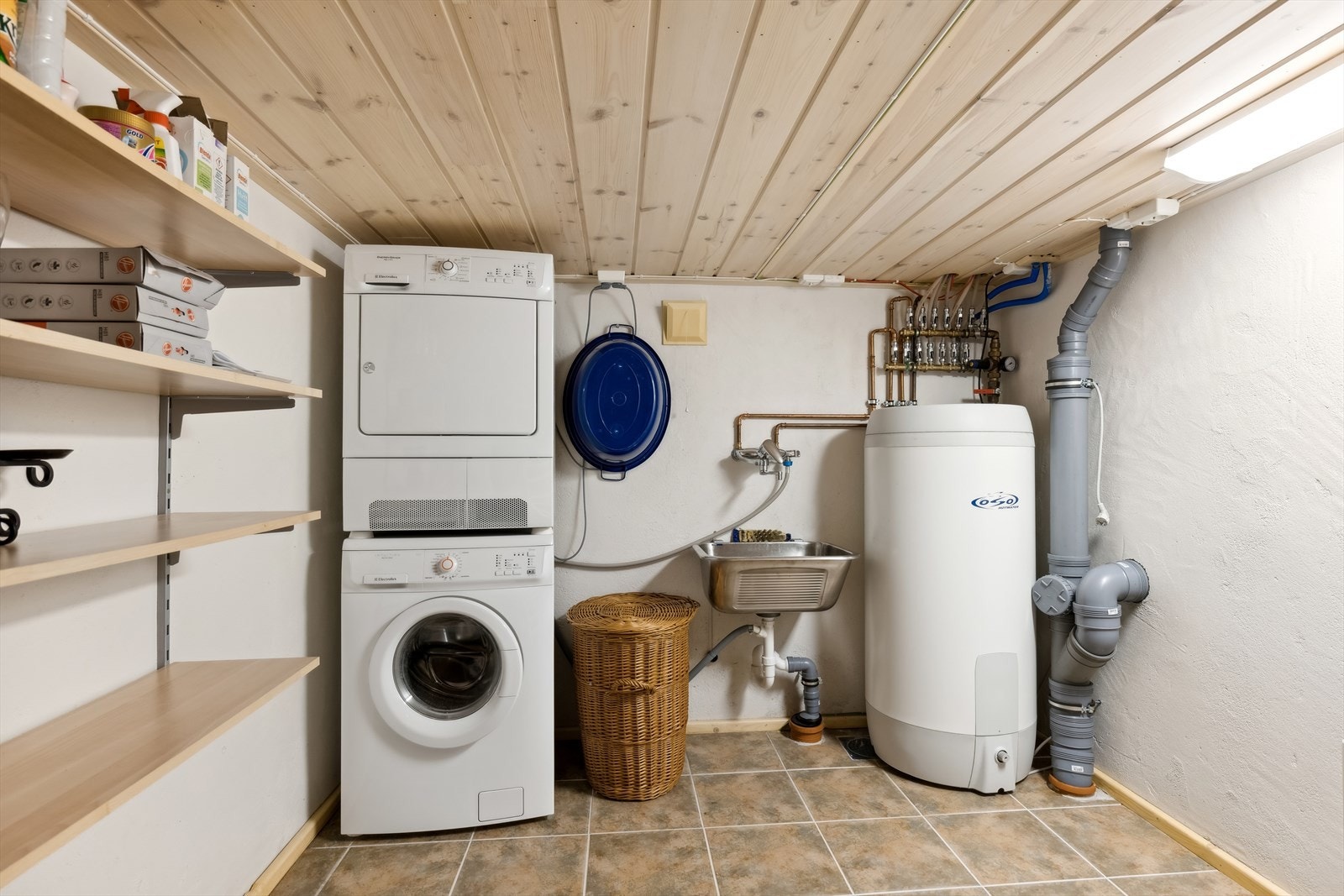 I kjelleren er det bod med plass for vaskemaskin. Boden har ikke måleverdig areal (lav takhøyde - ca. 1,78 m). Gulvareal er 11 kvadratmeter. Galleribilde