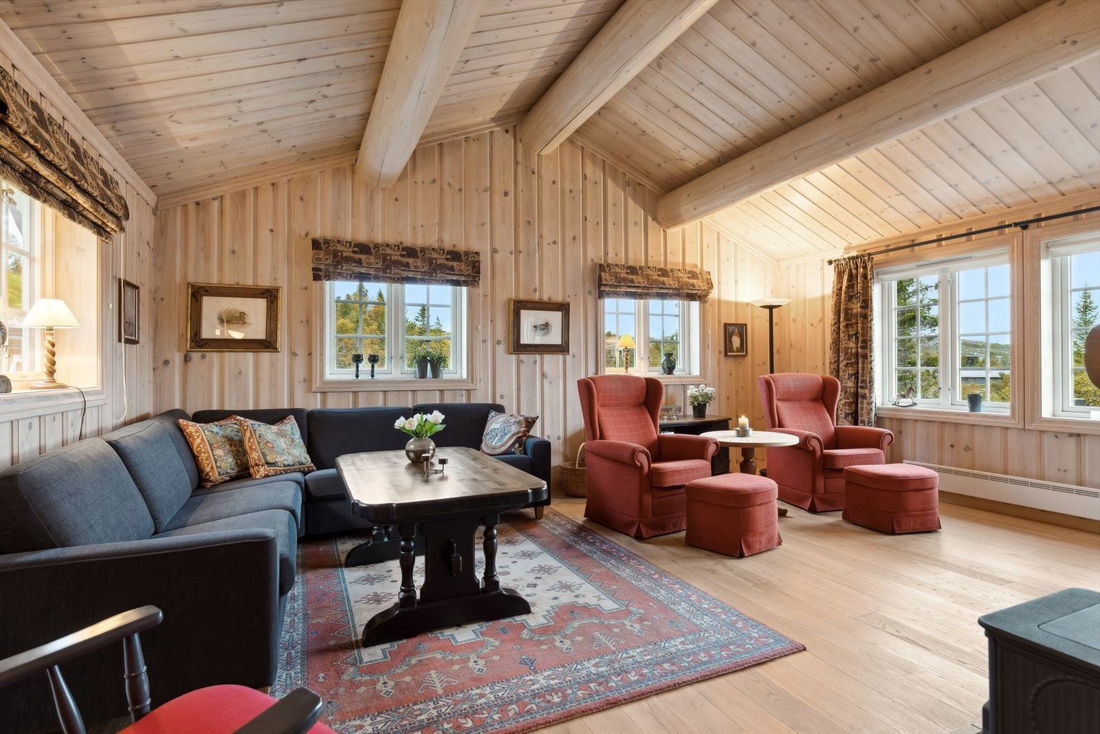 Mønet himling i stuedelen gir en luftig og behagelig atmosfære. Galleribilde