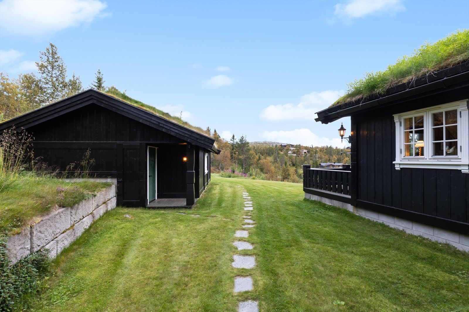 Dobbelgarasjen har god lagringsplass og er en meget stor bonus når snøen laver ned. Galleribilde