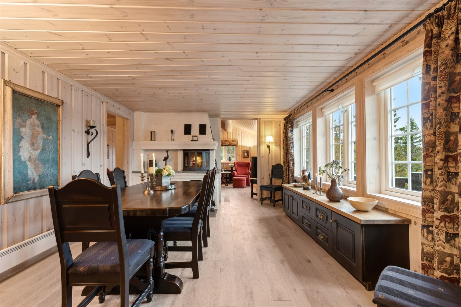 Generøse vindusflater gir godt med naturlig lys og "slipper inn" de vakre omgivelsene. Galleribilde