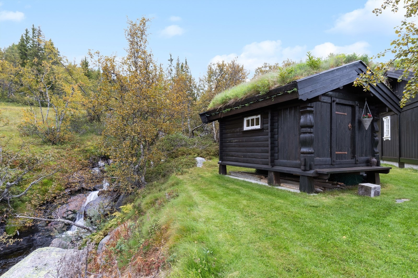Uteboden byr på ytterligere lagringsplass. Det gjøres oppmerksom på at bygget ikke er byggemelst/godkjent. Galleribilde