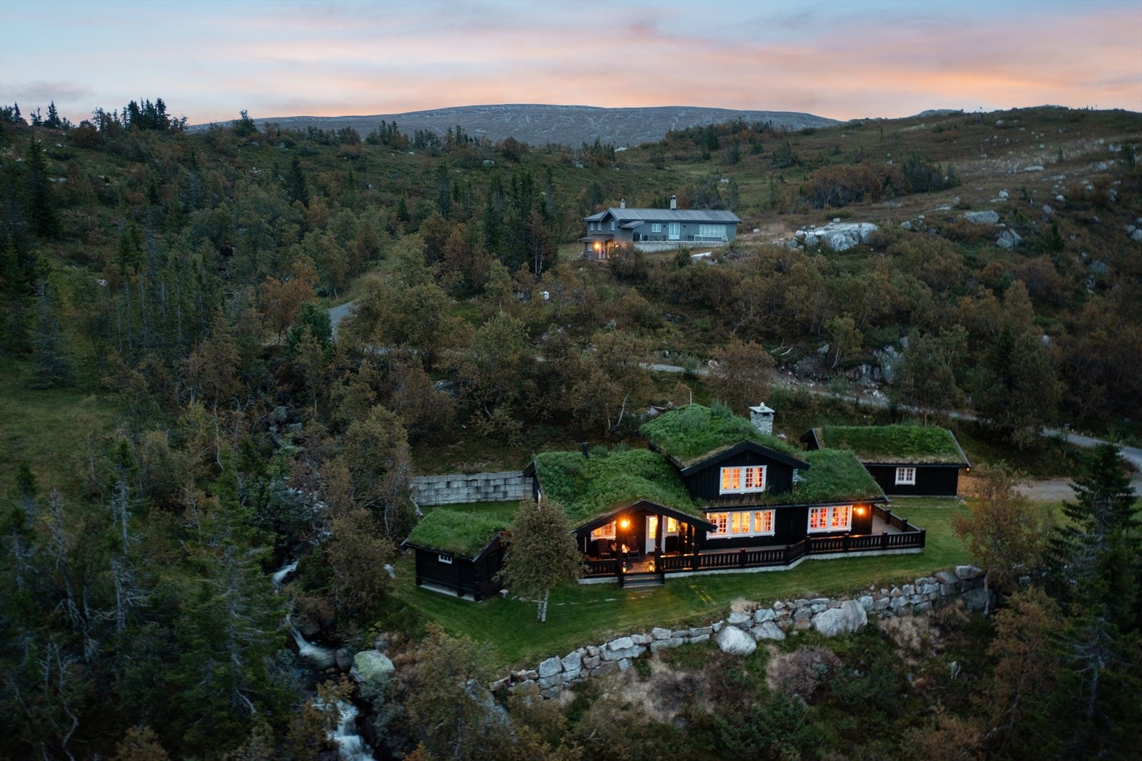 Hytta ligger solvendt mot Istjenn og har fri og vakker utsikt mot vannet og fjellheimen. På vinterstid er området et eldorado for den skiglade. Her får du milevis med skiløyper fra henholdsvis Tempelseter og Haglebu som kun ligger hhv ca 40 og 7 minutter Galleribilde