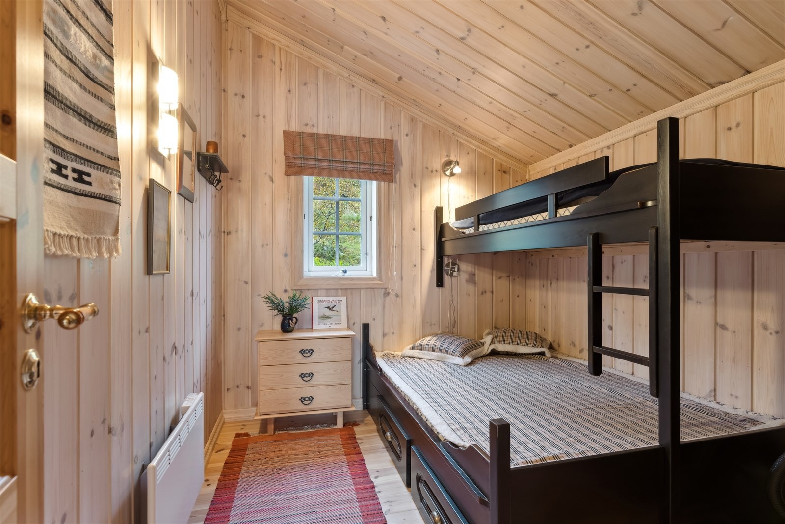 Soverom nr. 4 - Pt innredet med familiekøye. Galleribilde