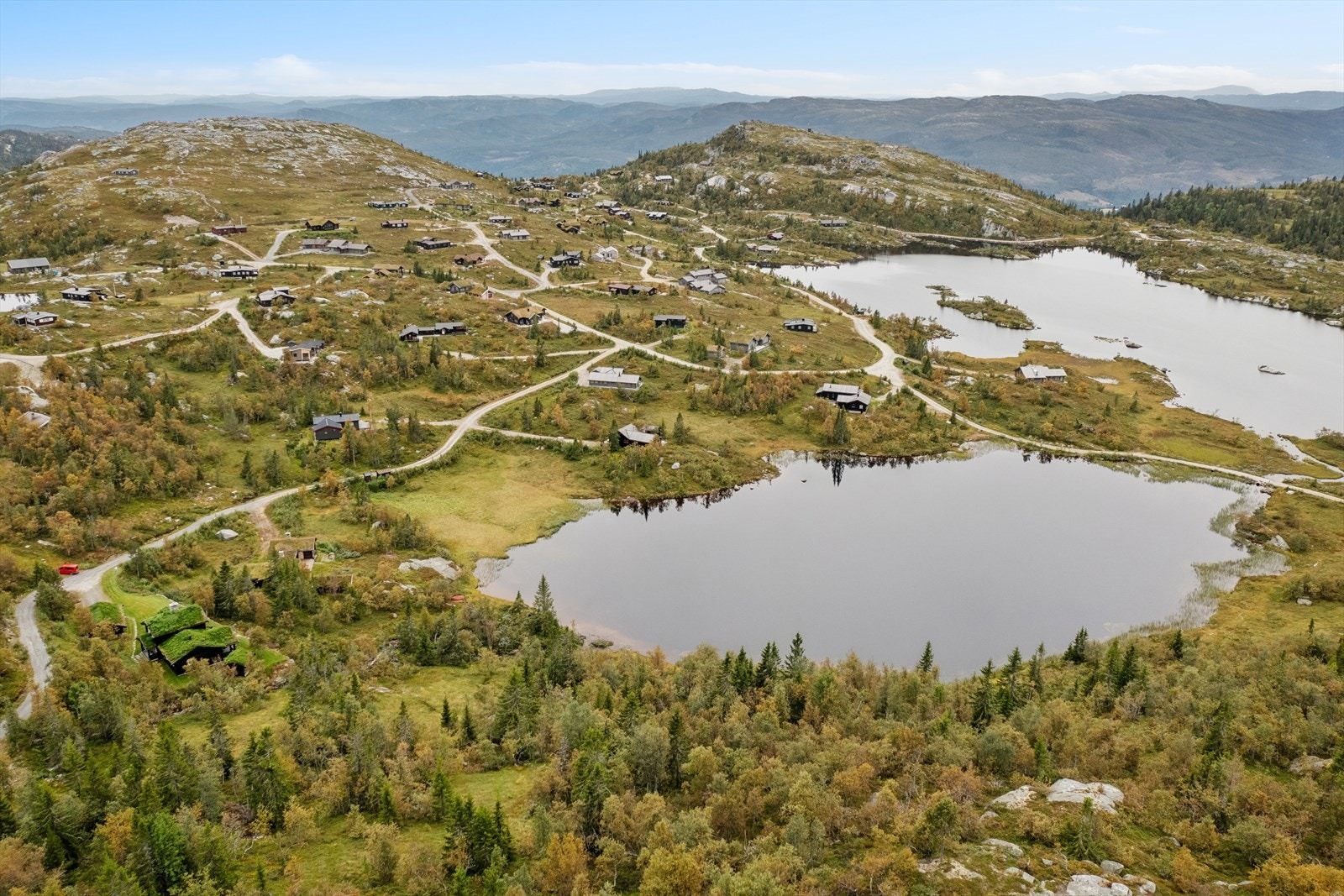 Kjøreturen til Eggedal sentrum tar omlag 20 minutter. Her finner dere blant annet dagligvarebutikk, bensinstasjon og vinmonopol. Galleribilde