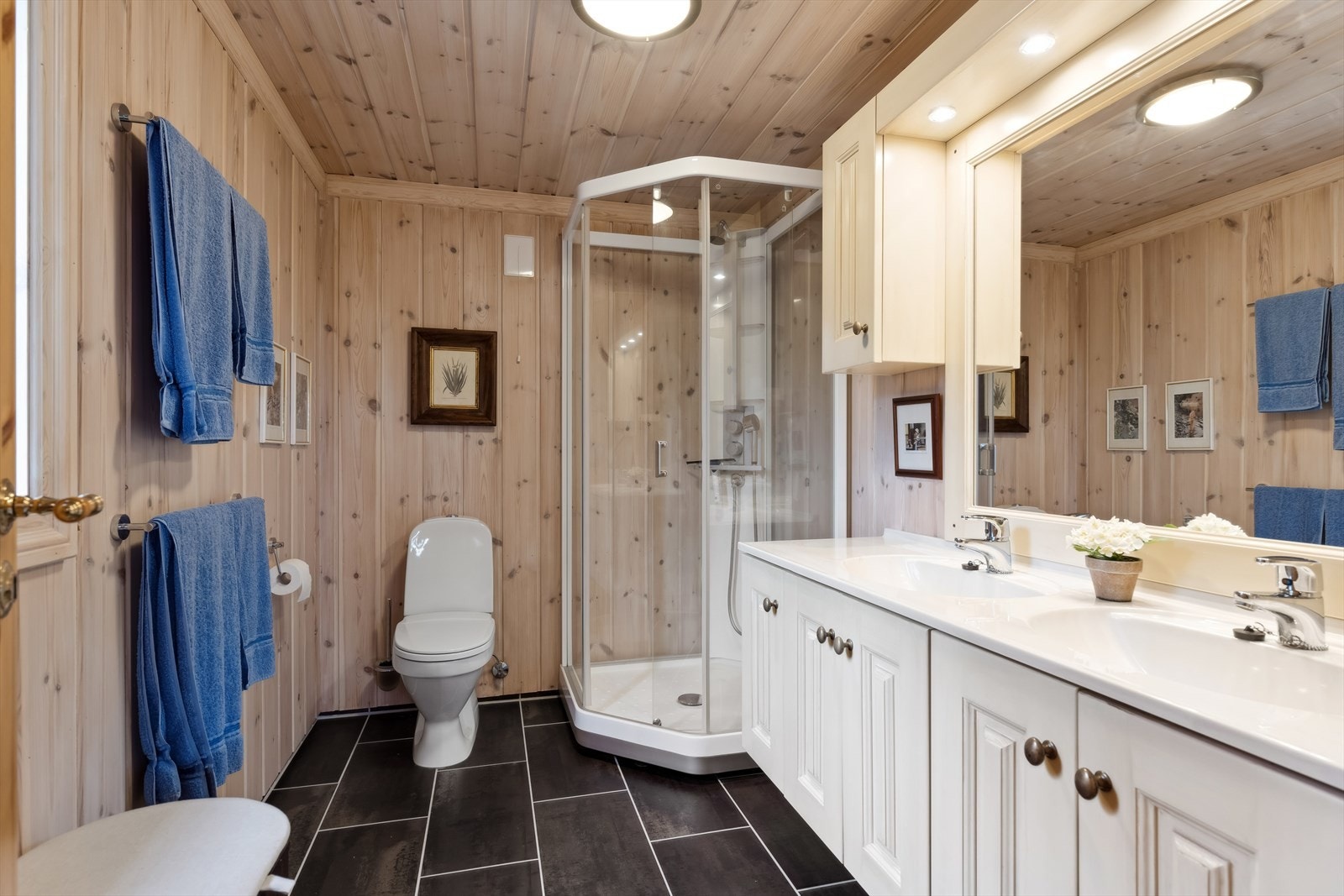 Hytta har to bad, begge i 1. etasje. Begge baderommene har vegger og himling med panel. Flislagt gulv, elektrisk gulvvarme. Galleribilde