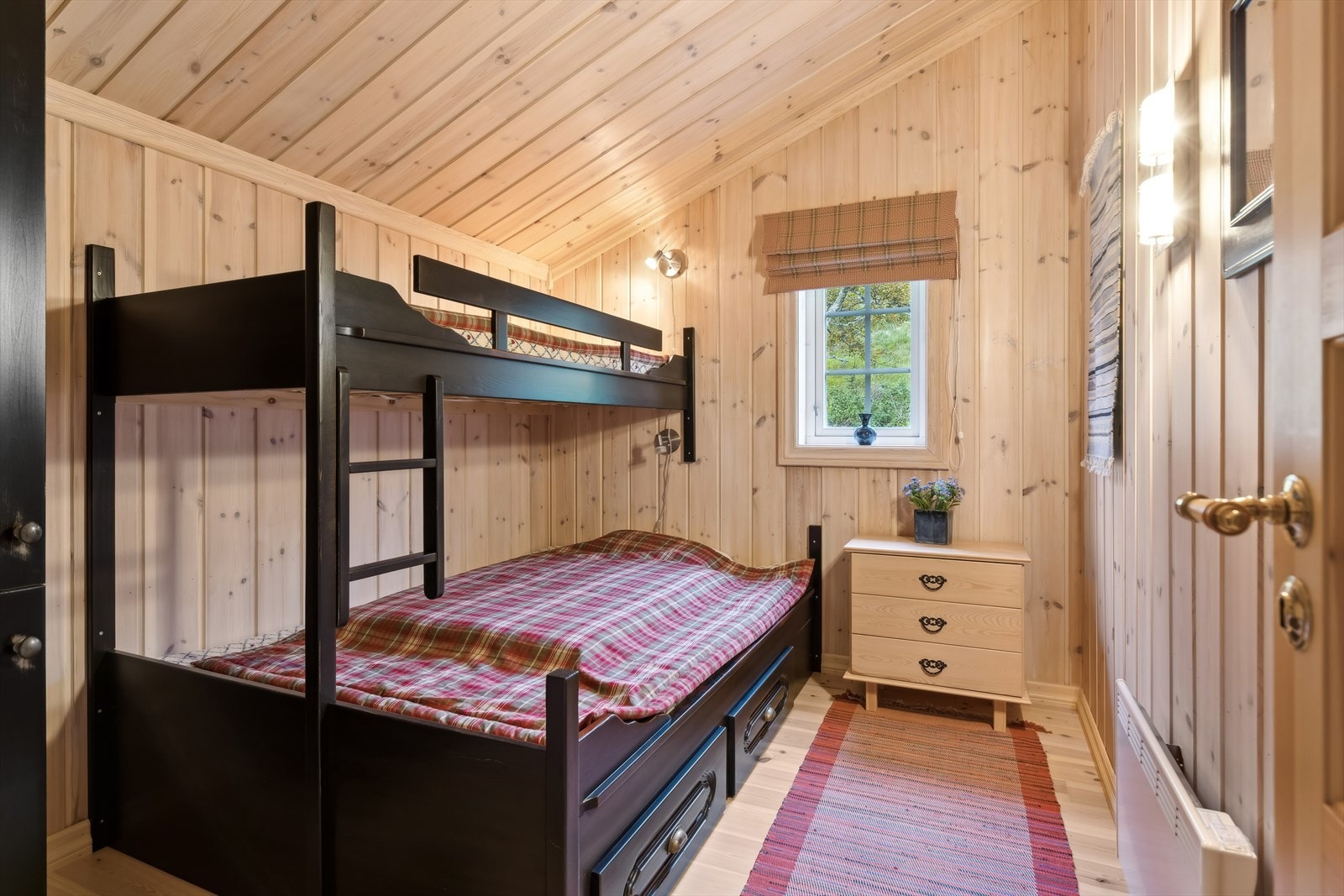 Soverom nr. 3 - Pt innredet med familiekøye. Galleribilde