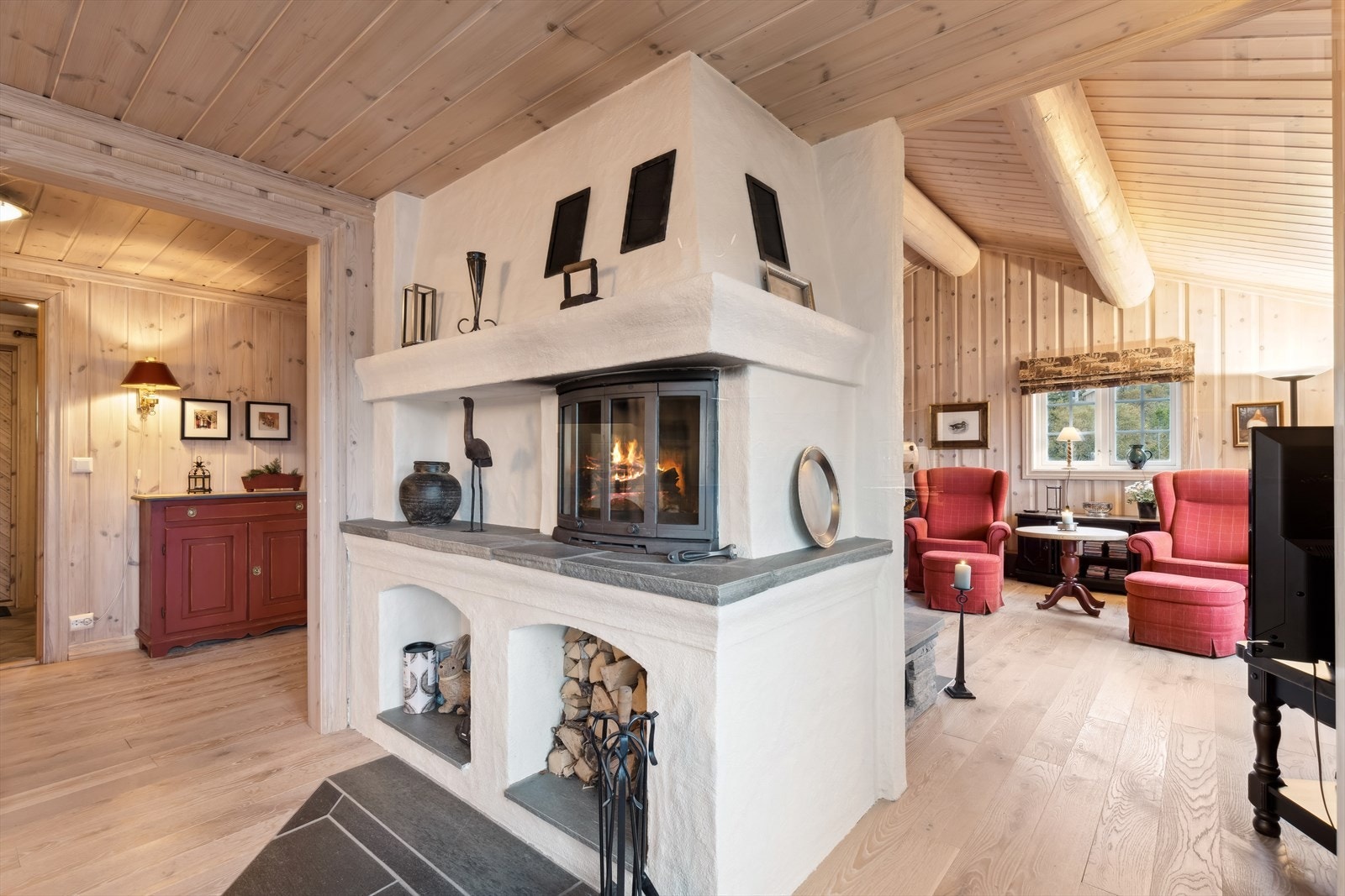 Peis med lukket innsats skaper hygge og varme på kalde dager. Galleribilde