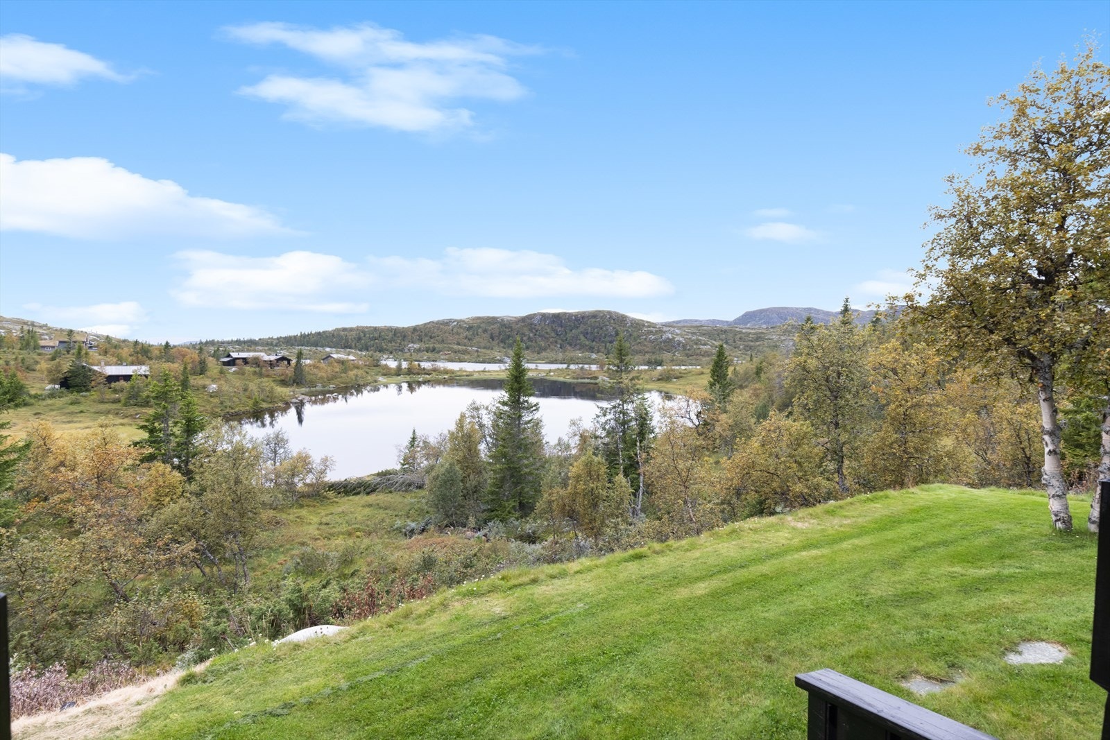 Eiendommen ligger ca. 8,7 km nord for Eggedal sentrum. Området kryr av fantastiske tur- og rekreasjonsmuligheter året rundt. Her har hver årstid sin sjarm! Galleribilde