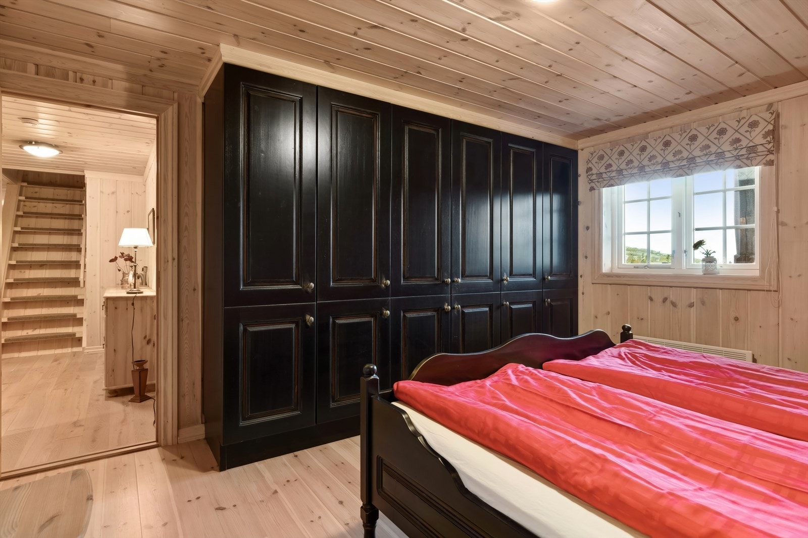 Boligen har til sammen 4 soverom - To i hver etasje.
Med dagens innredning er det ti sengeplasser på soverommene, fordelt på to dobbeltsenger i 1. etasje og to familiekøyer i loftsetasjen. Galleribilde