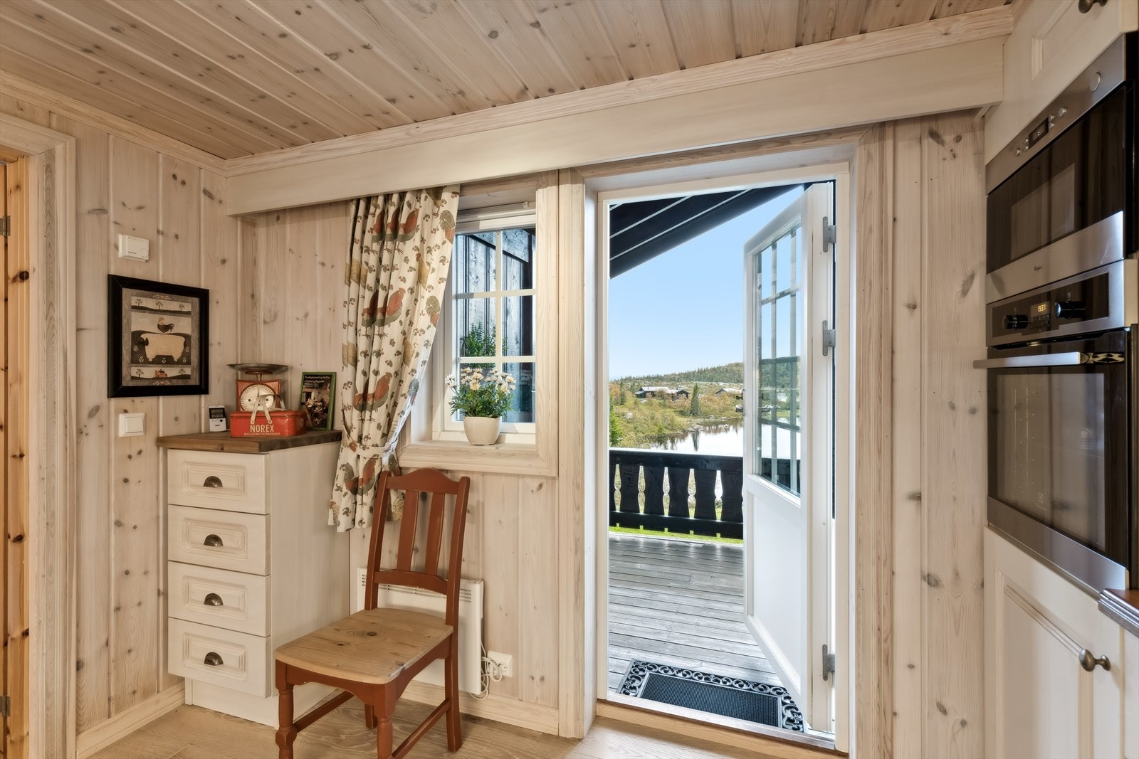 Fra kjøkkenet er det utgang til terrasse og hage. Galleribilde