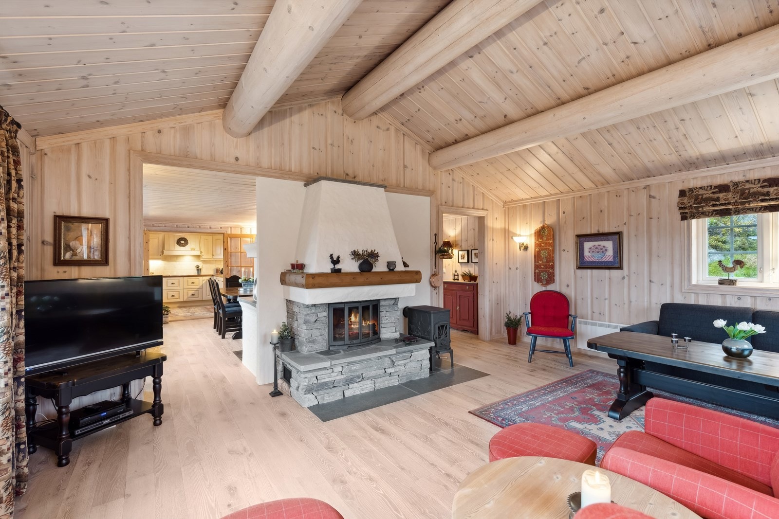 Kraftige tømmerbjelker i taket gir et sjarmerende preg. Galleribilde