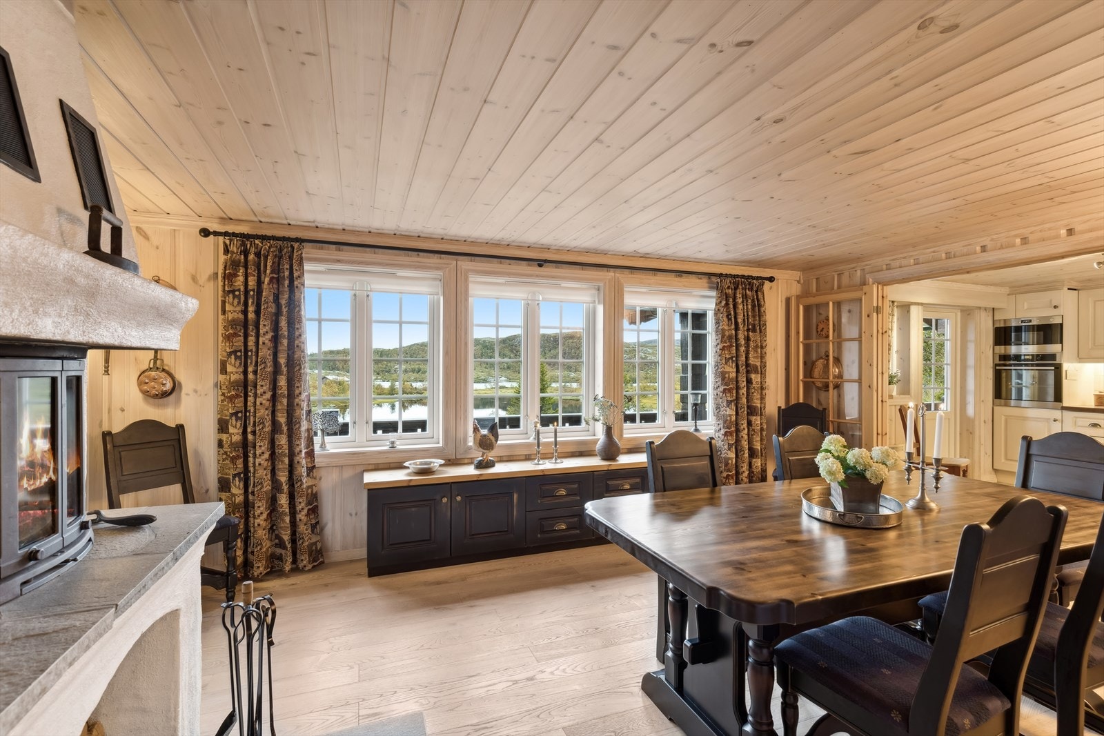 Lys og meget romslig stue/spisestueavdeling med flere innredningsmuligheter. Galleribilde