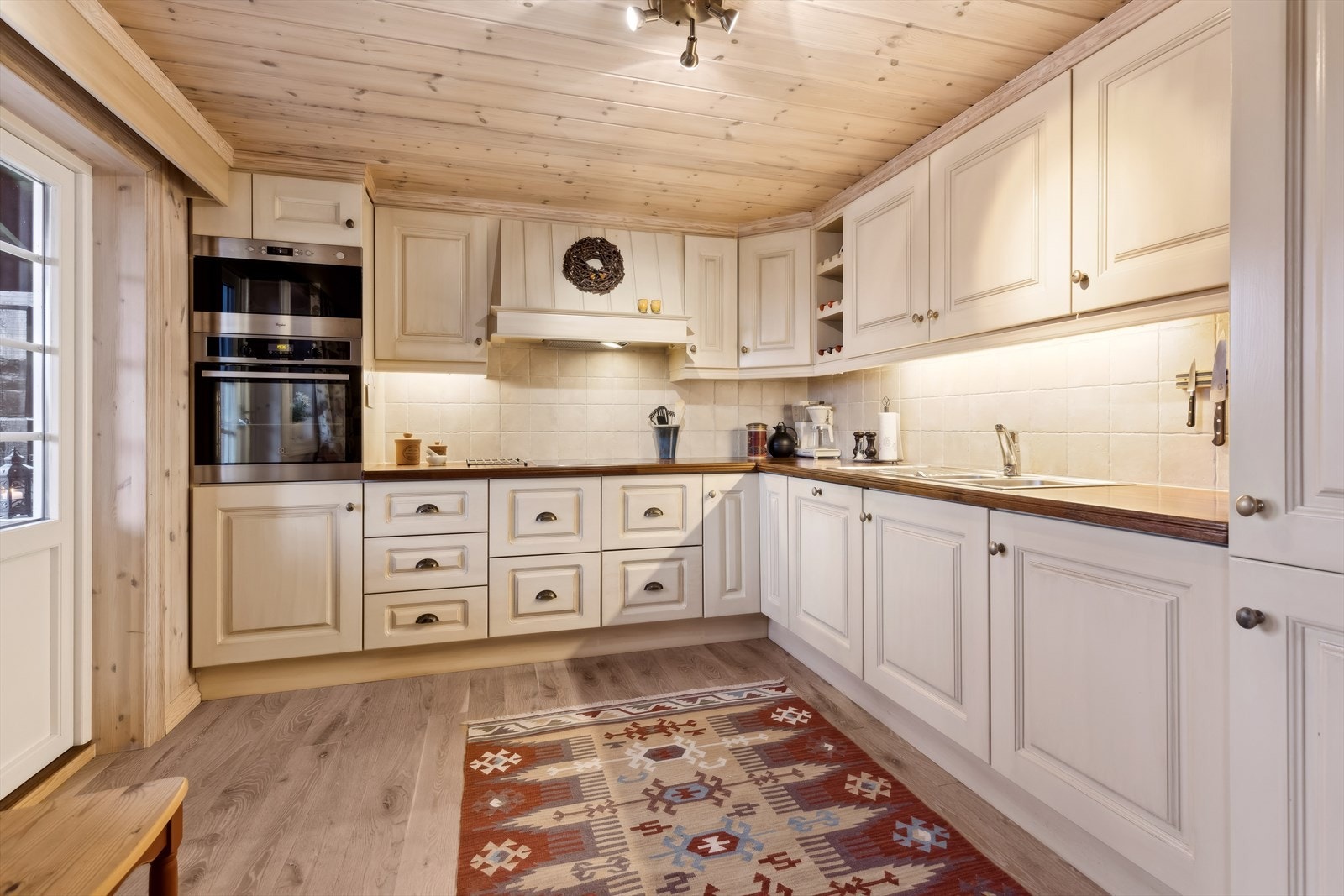 Stort, innbydende og funksjonelt kjøkken med flott kjøkkeninnredning. Galleribilde