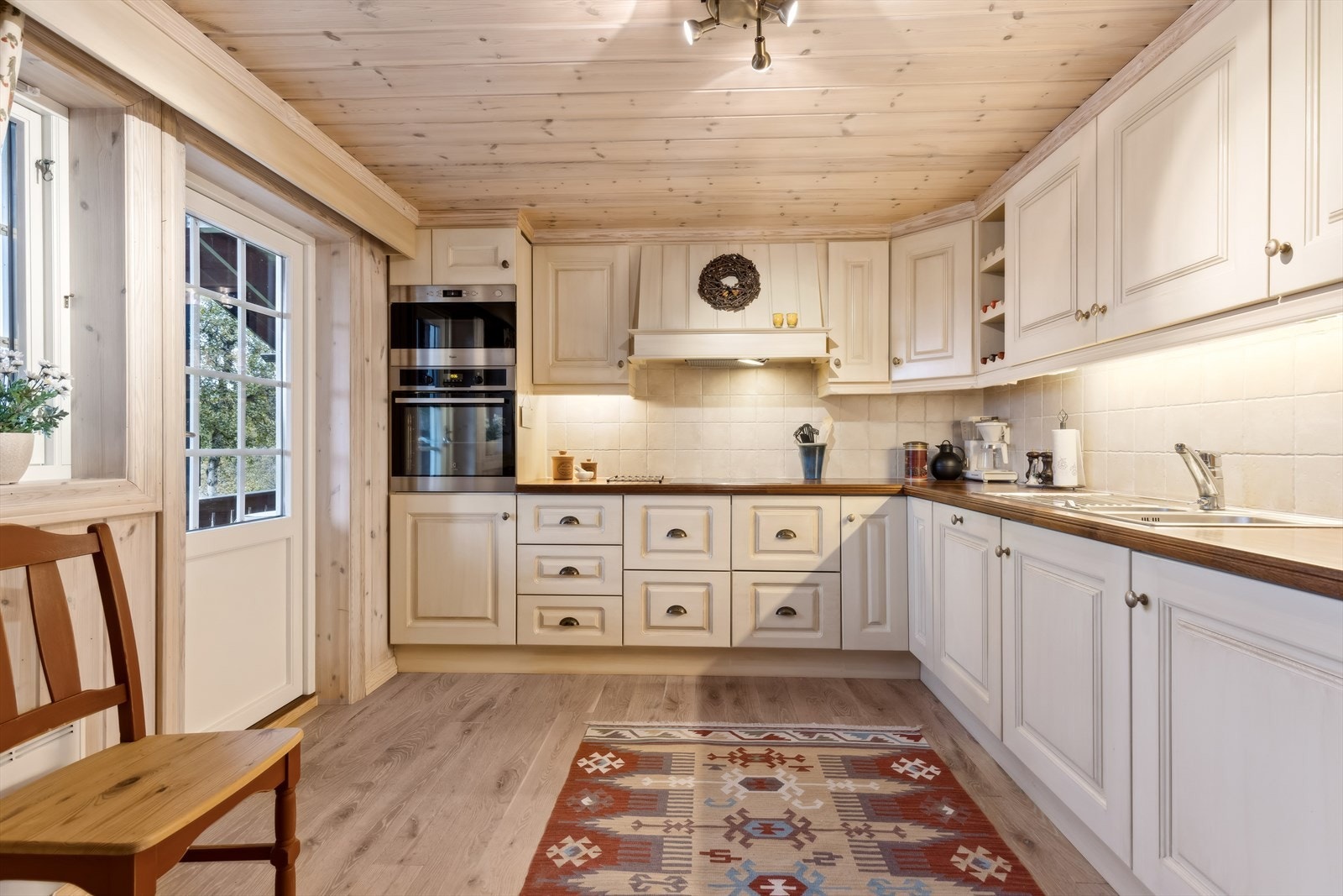 Kjøkkenet byr på mye oppbevarings- og arbeidsplass. Galleribilde