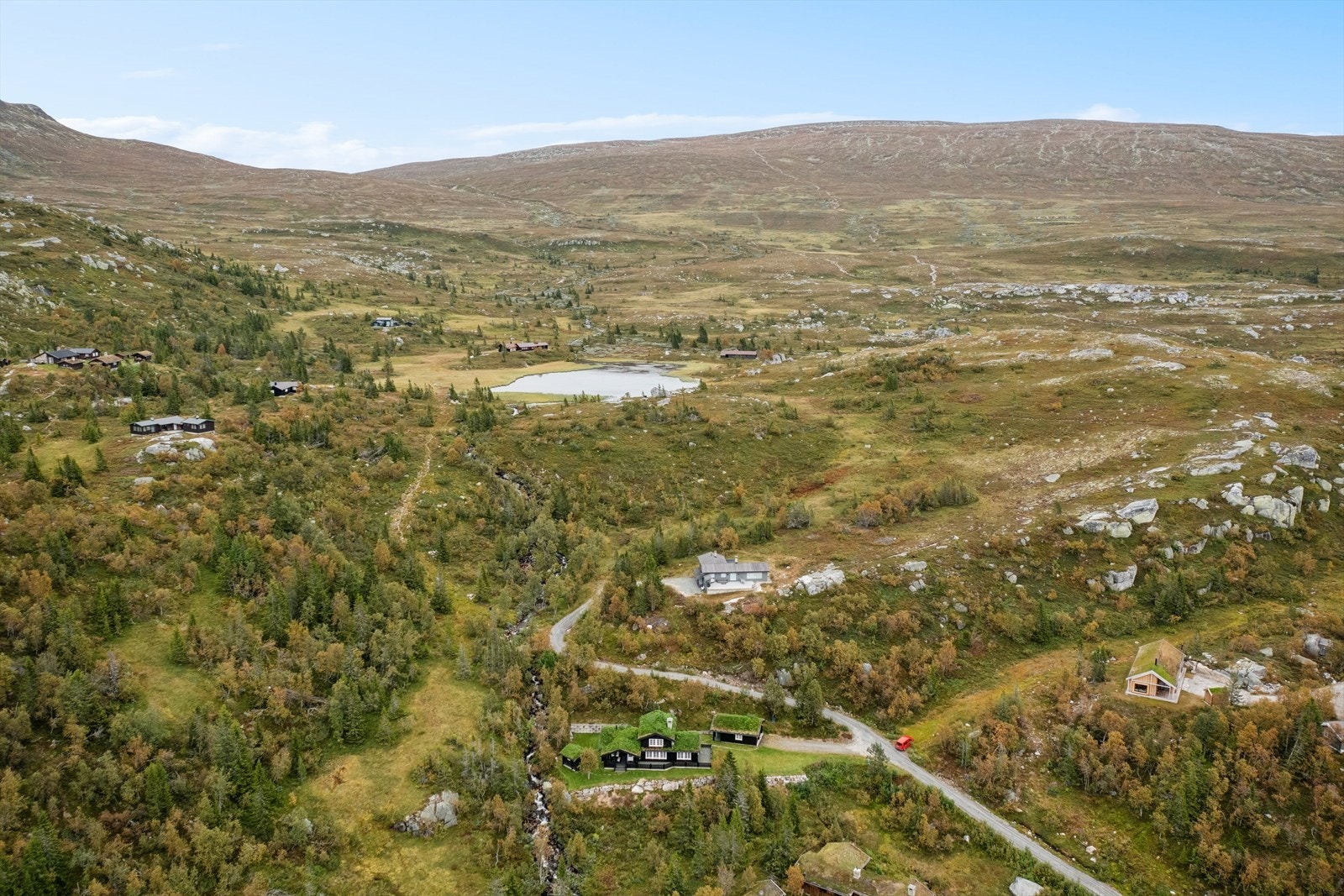 Ca 1 times kjøring unna ligger Norefjell, en av Norges mest populære rekreasjonsdestinasjoner med flott natur, høyfjellshotell og moderne skianlegg. Galleribilde