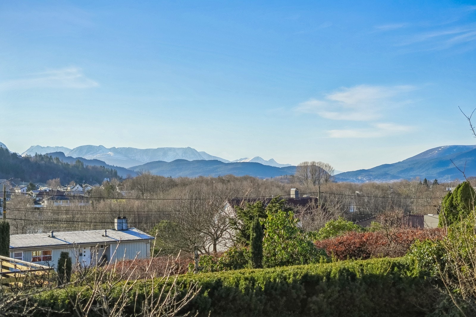 Herfra nyter du gode solforhold og fin utsikt mot Sunnmørsalpene. Galleribilde