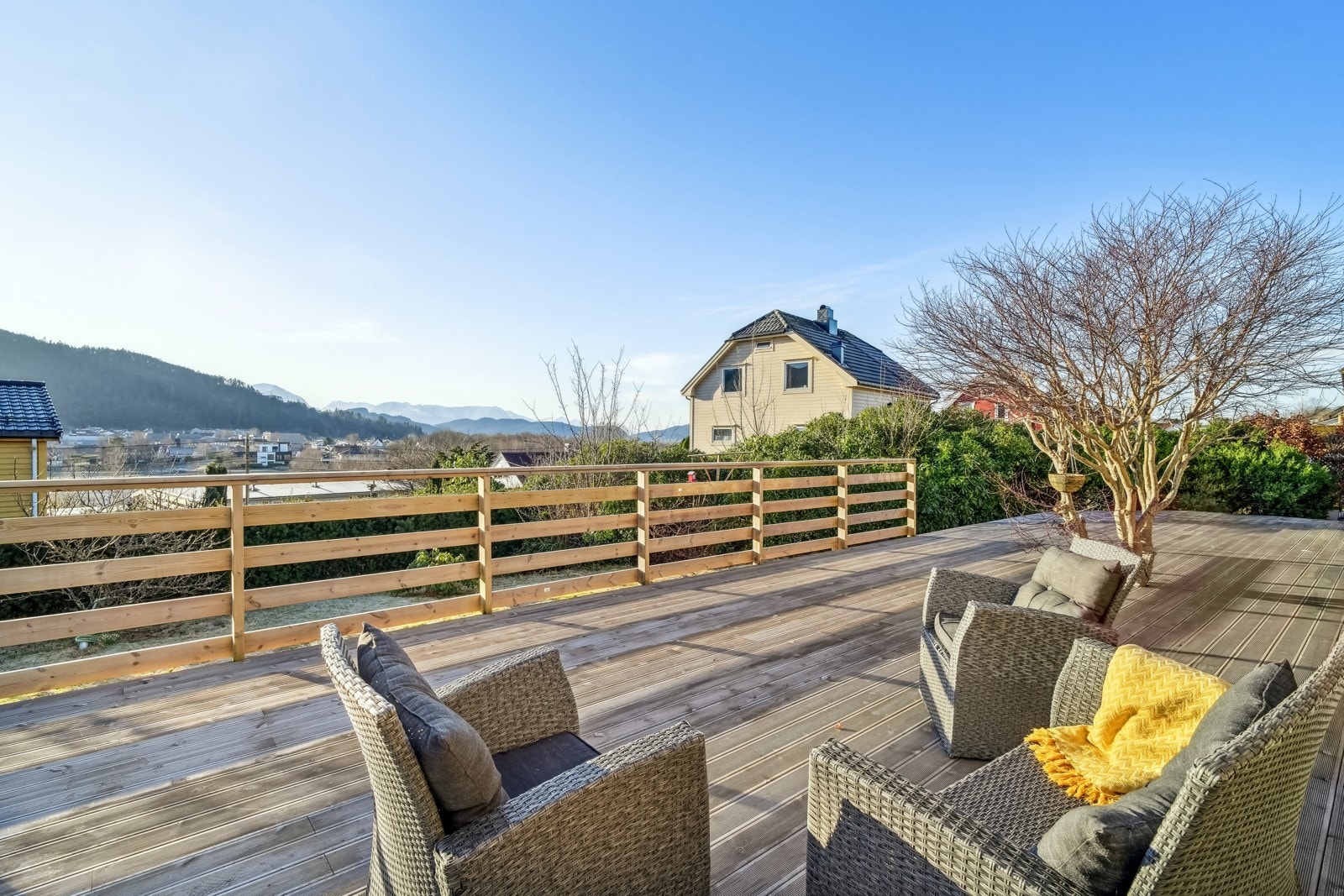 Du kan nyte lange, solfylte dager på den sydvendte terrassen på ca. hele 98 kvadratmeter, komplett med terrassebord og delvis trerekkverk. Galleribilde