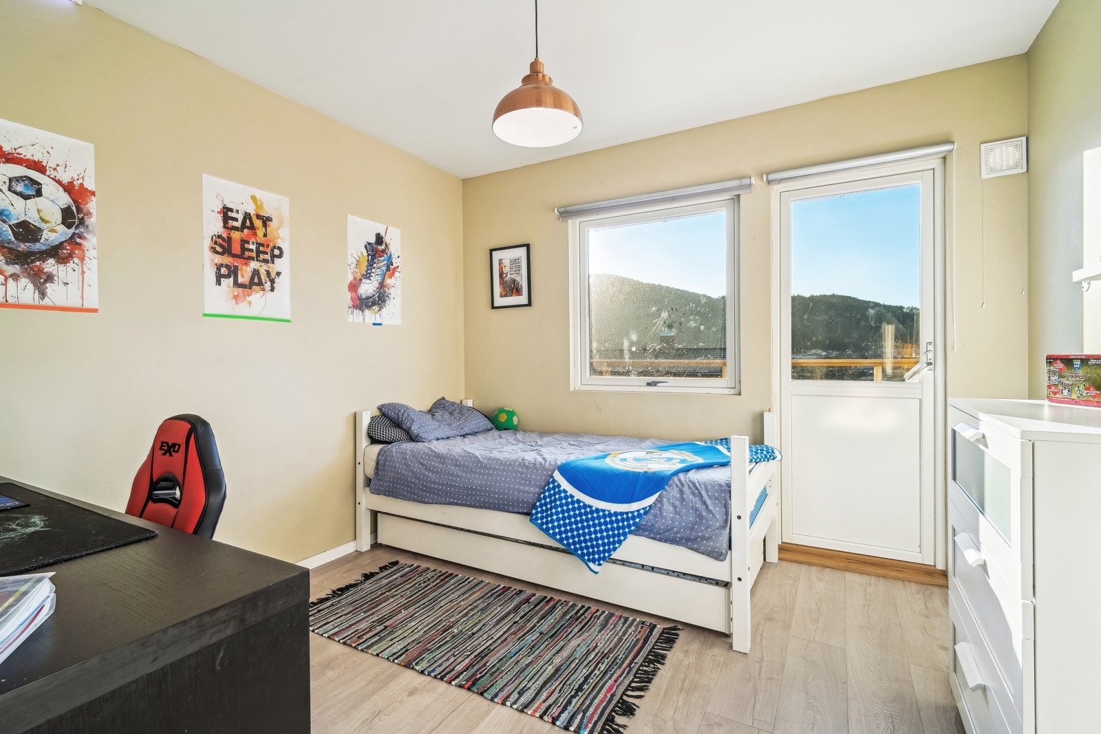 Soverom nr. 1 har fin størrelse med utgang til sydvendt veranda. Galleribilde