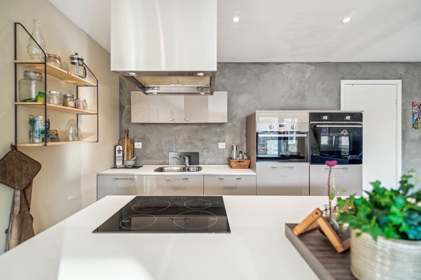 På kjøkkenøyen har du gode arbeidsflater for matlaging. Galleribilde