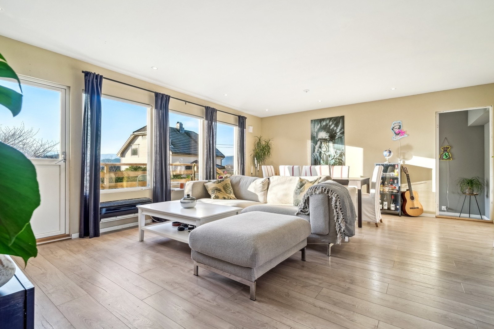 En innholdsrik enebolig over to plan med solrike uteområder i familievennlig område. Galleribilde