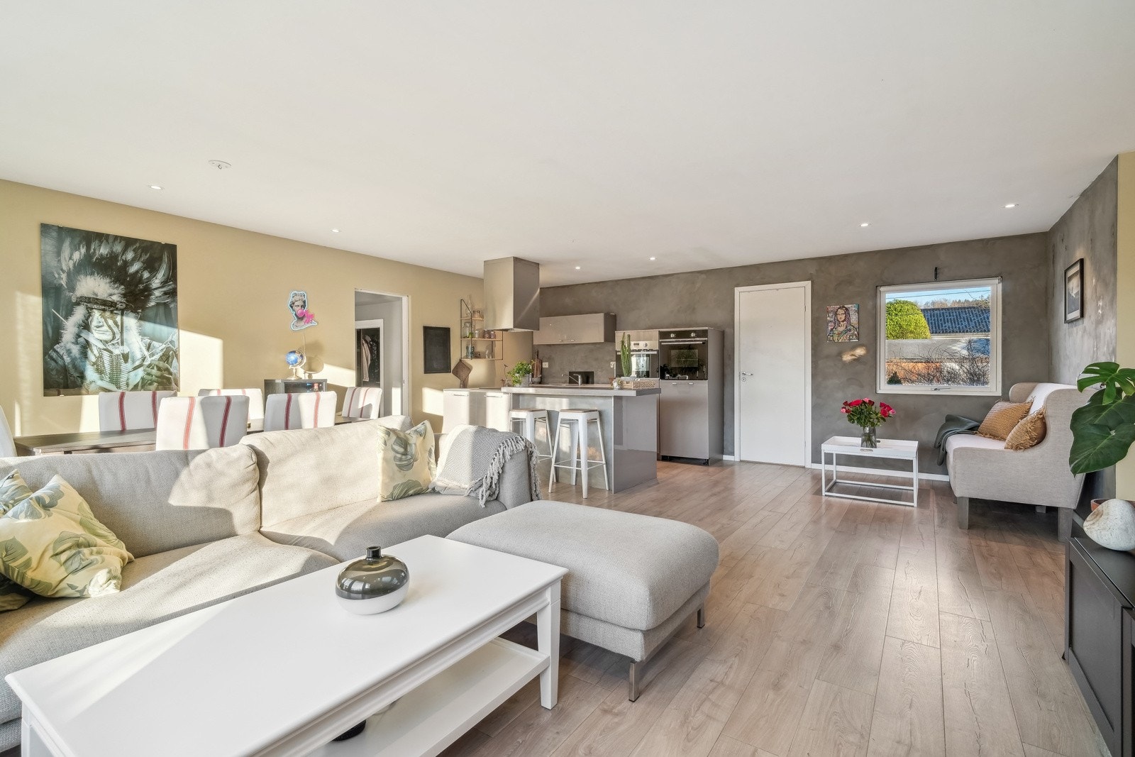 Med åpen stue/kjøkken-løsning gir dette en luftig og sosial atmosfære. Galleribilde