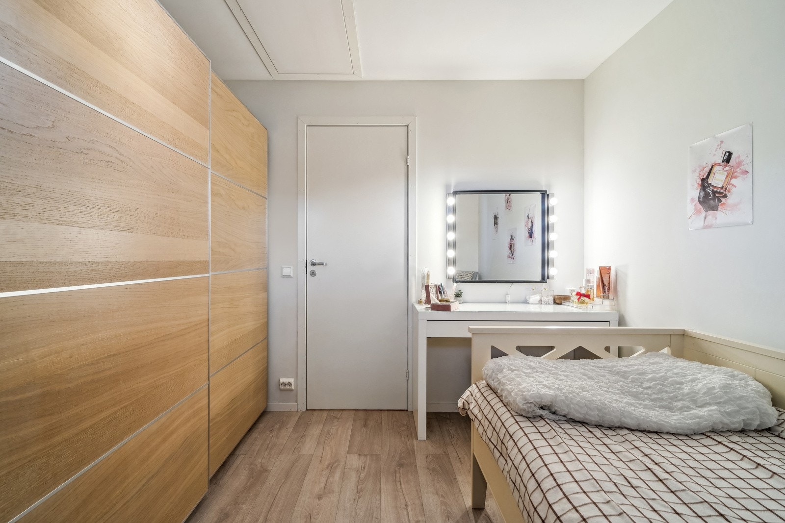 - skyvedørsgarderobe og skrivebord. Galleribilde