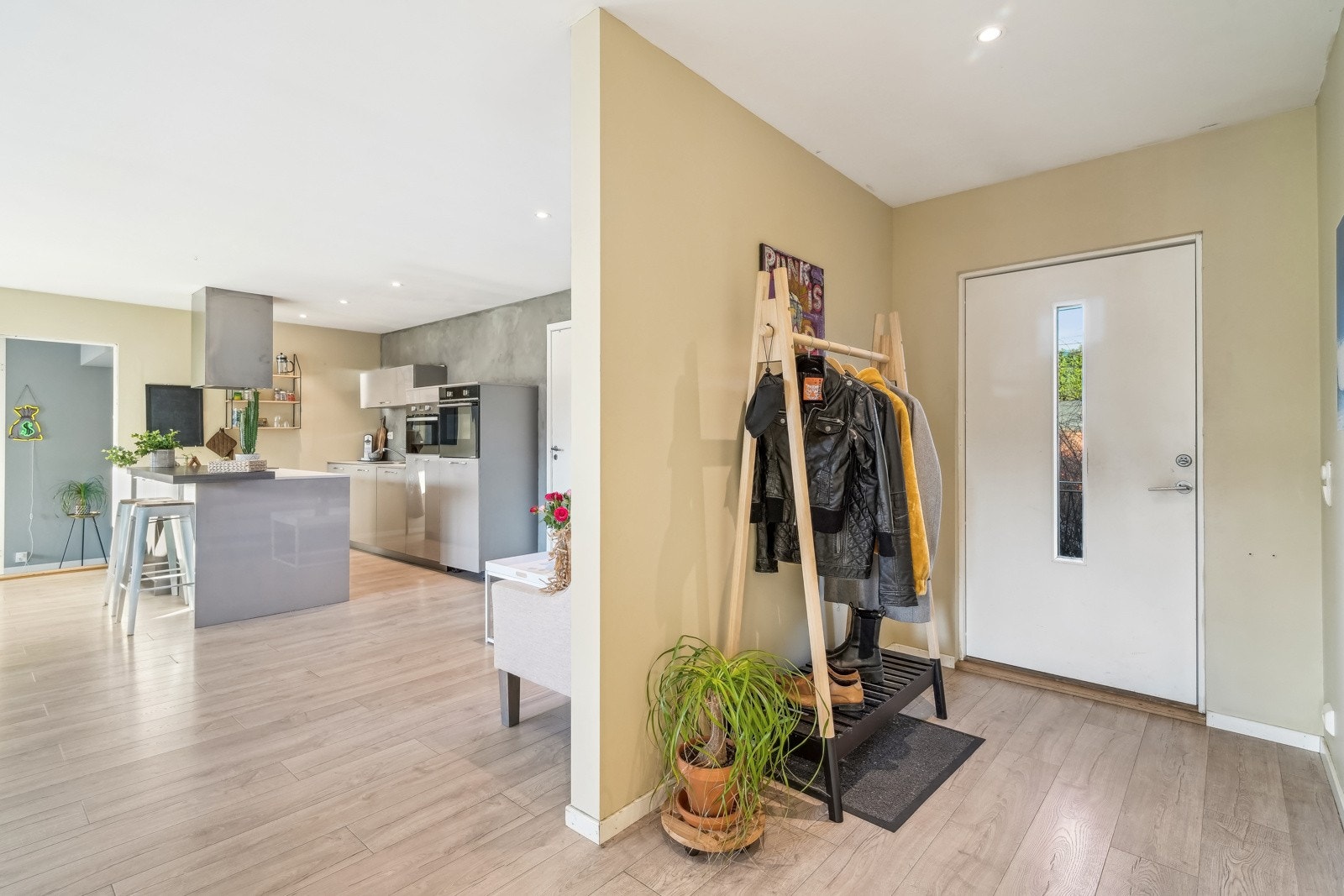 I entréen er det plass til både yttertøy og sko. Galleribilde