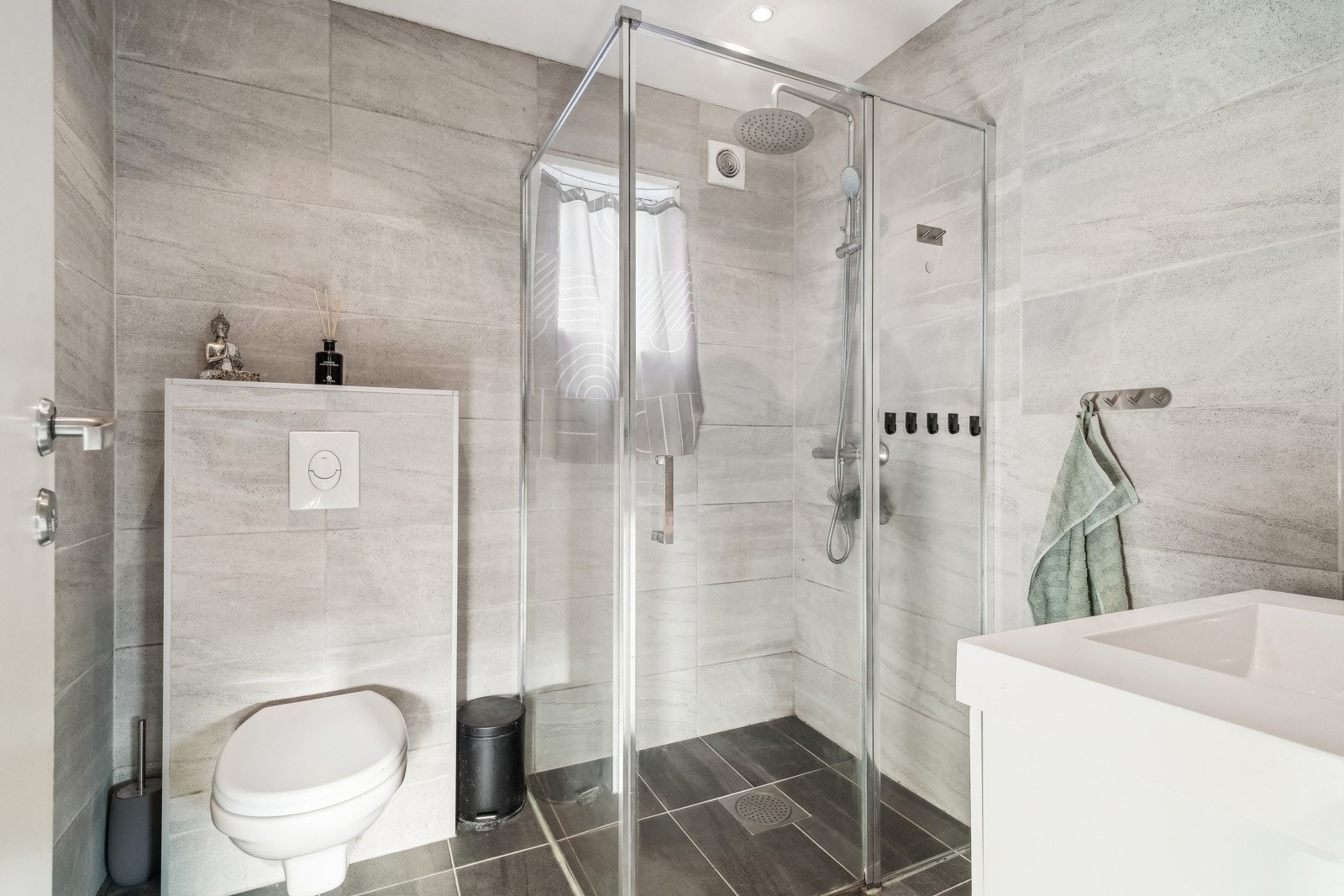 Helfliset bad med gulvvarme. I hvit himling er det ledspotter med dimming. Galleribilde