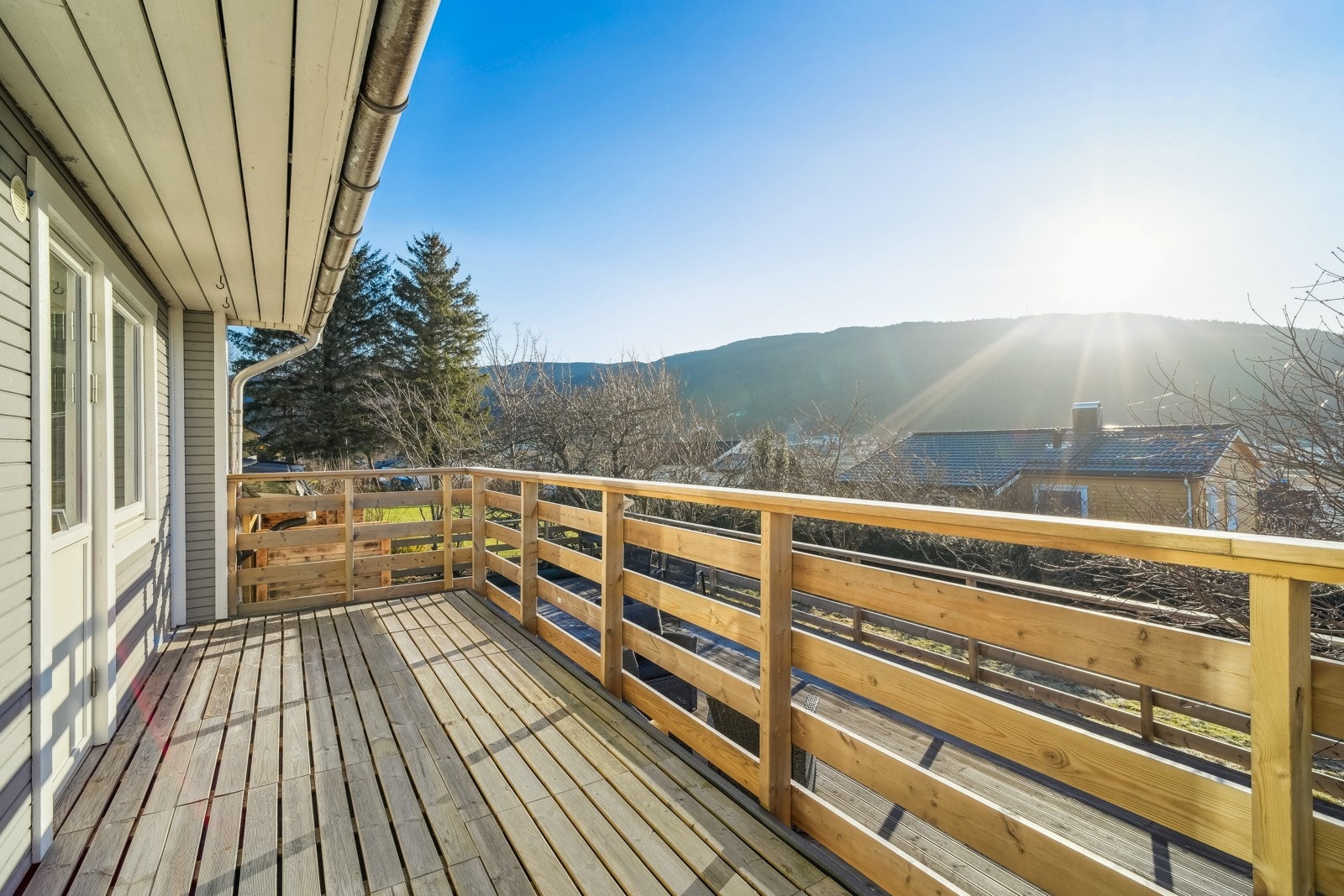 - en sydvendt veranda på ca. 21 kvm belagt med terrassebord og trerekkverk. Tilkomst til stor terrasse fra verandaen. Galleribilde