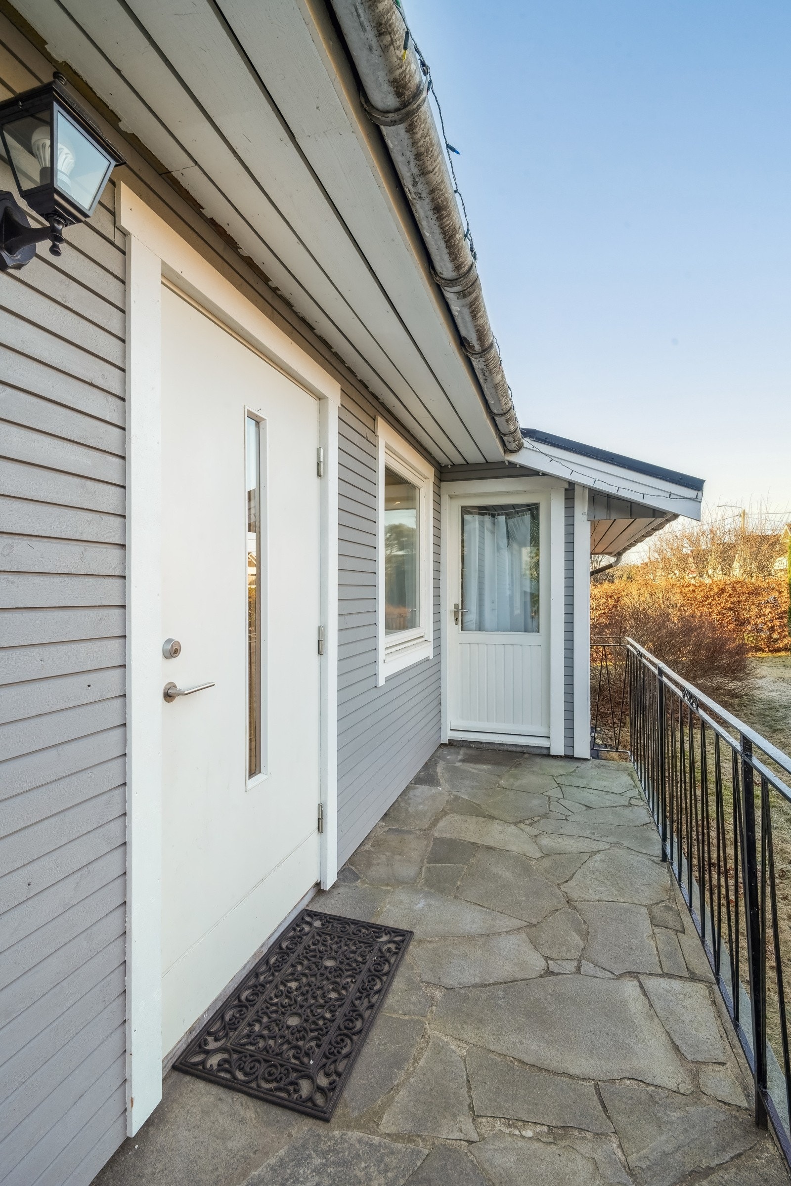 Delvis overbygd inngangsparti. Galleribilde