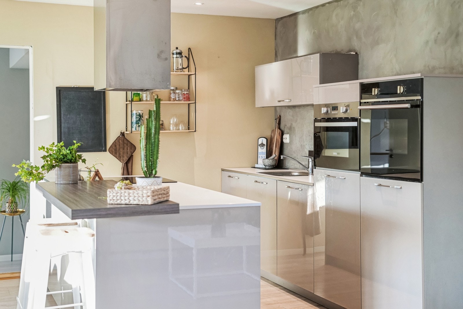 Ut mot stuen er det en fin barløsning, perfekt til måltider og gode samtaler, men også for lekselesing mens maten lages. Galleribilde