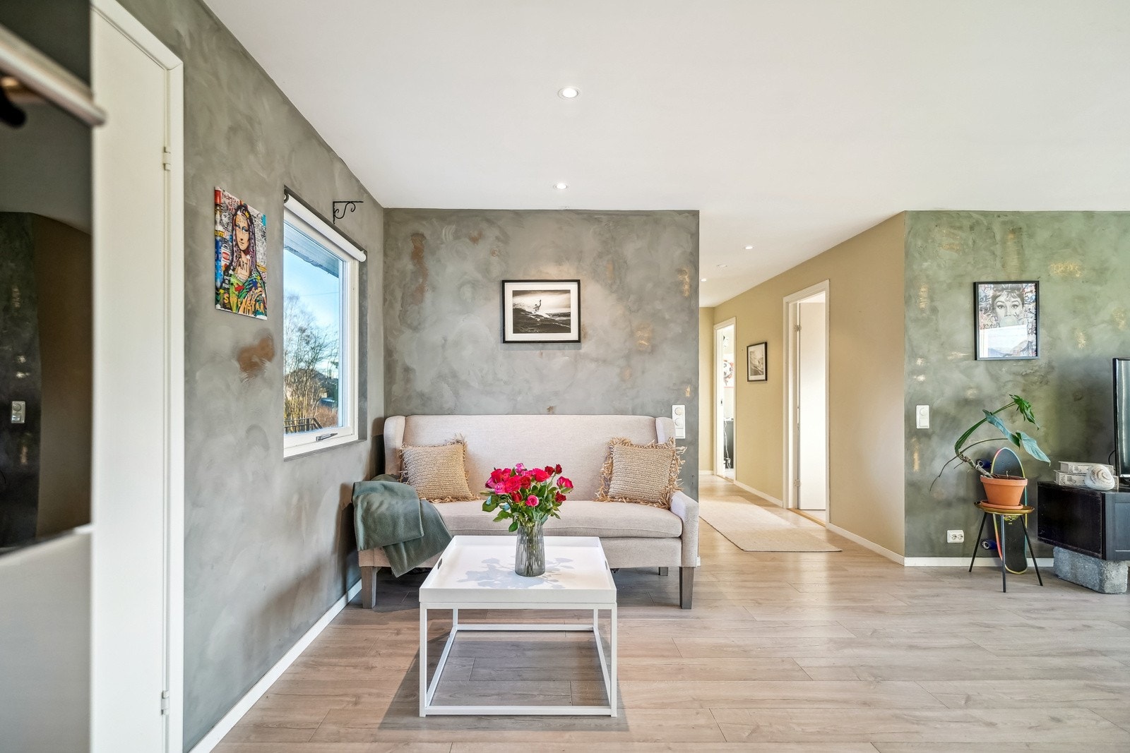 Gulvflatene er belagt laminat og veggene er malt i kalkmaling noe som gir en fin brytning mot det ellers lyse. Galleribilde