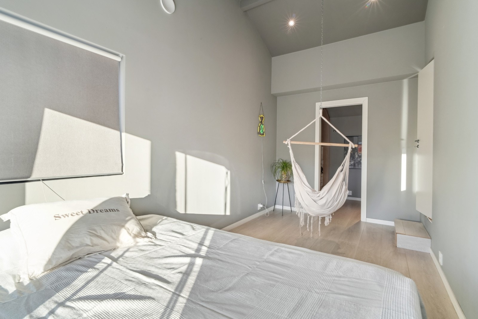 Soverom nr. 4 med tilhørende walk-in garderobe i hovedetasjen. Ikke godkjent, se salgsoppgave for mer informasjon. Galleribilde