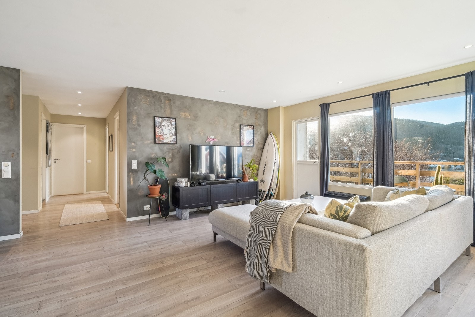 I stuen er det god plass til innredning i flere soner. Galleribilde