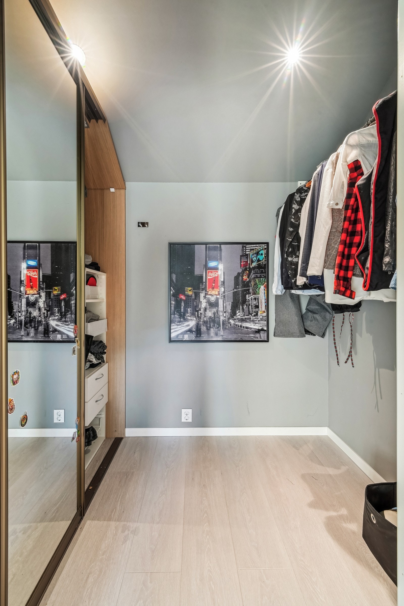 Walk-in garderoben har skyvedørsgarderobe. Galleribilde