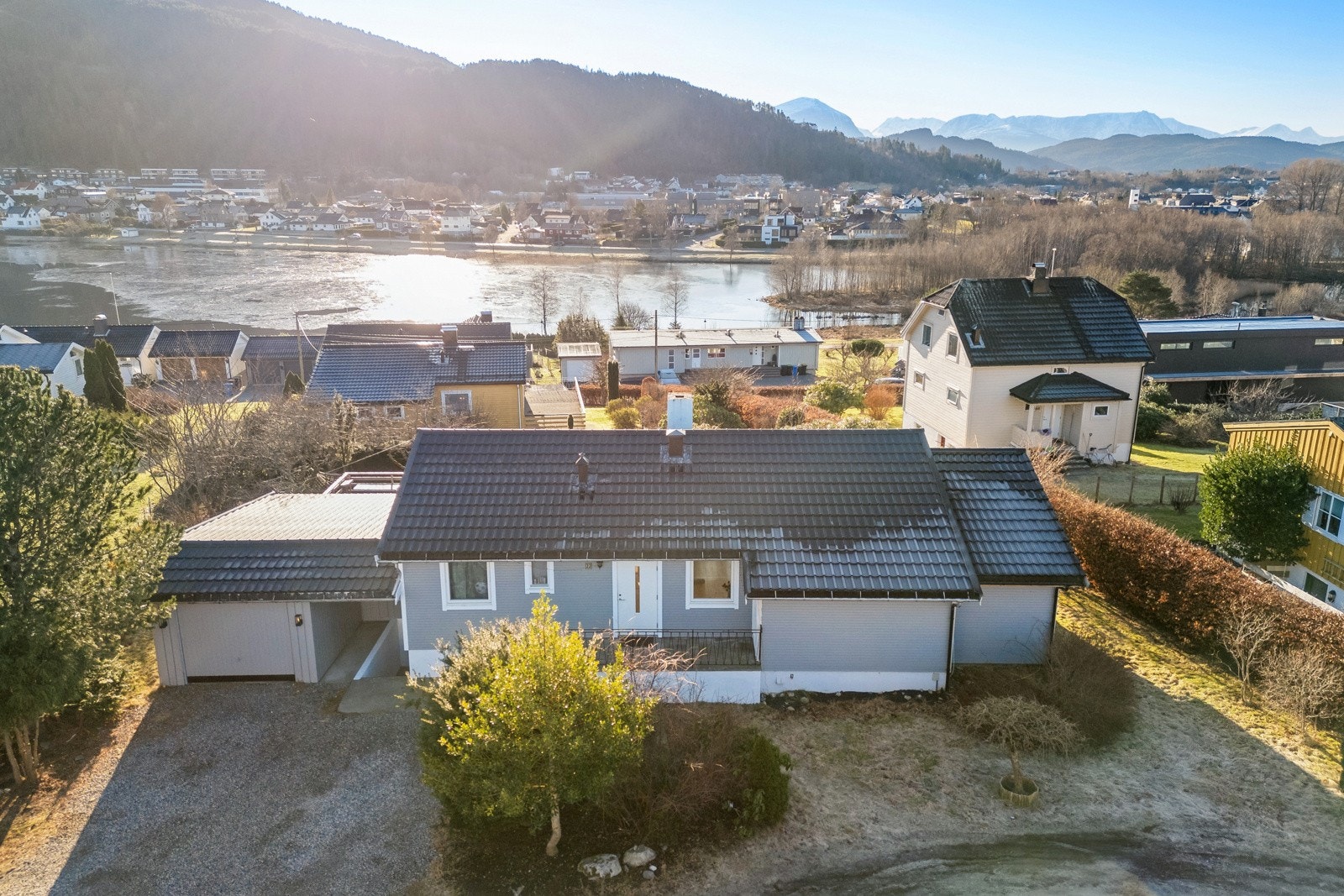 Fin beliggenhet i et populært og barnevennlig område med kort vei til daglige servicetilbud og fine turområder. Velkommen til visning! Galleribilde