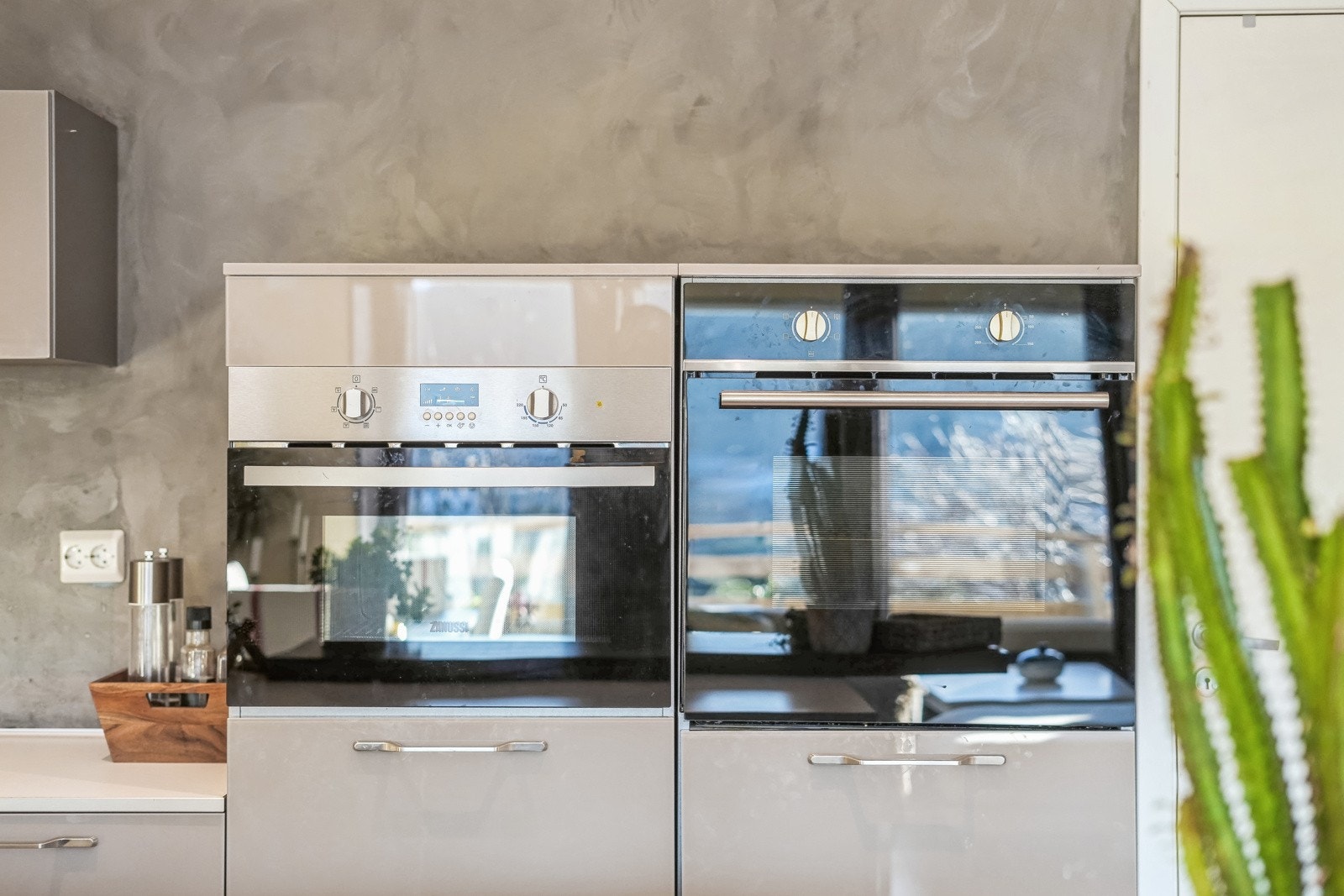 Hvitevarer som integrert stekeovn, micro, fullintegrert kjøleskap og oppvaskmaskin medfølger. Galleribilde