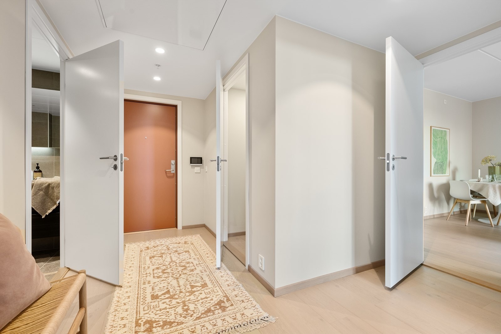 Entreén er lys og innbydende og har godt med plass til å henge fra seg yttertøy og sko - Fra entréen er det videre adkomst til en praktisk innvendig bod Galleribilde