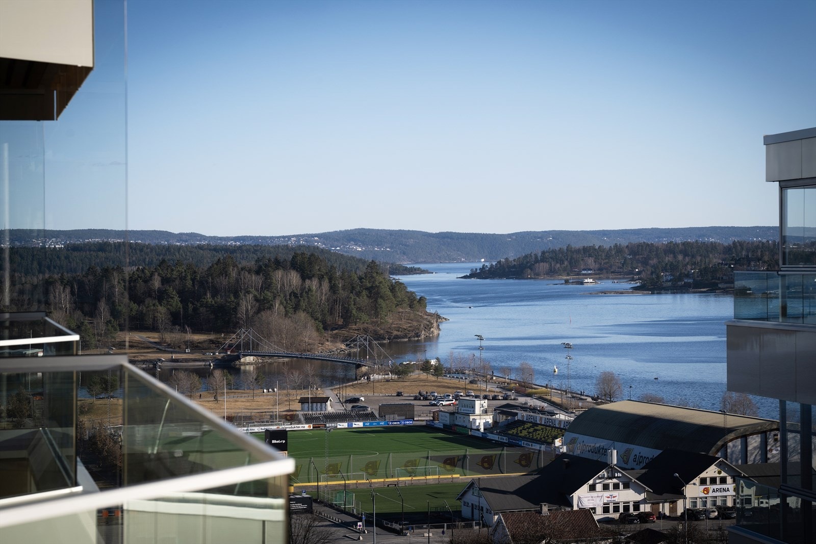 Balkongen har flott utsyn mot fjorden Galleribilde