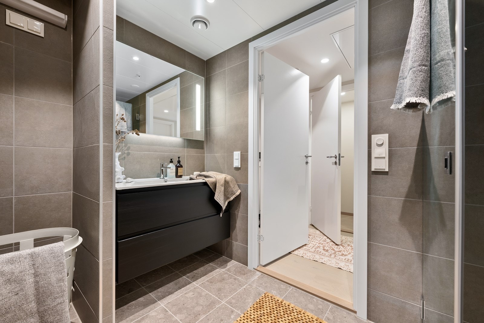 Speil med belysning over servant som er tilpasset bredden på innredningen - Opplegg for vaskemaskin i egen nisje Galleribilde