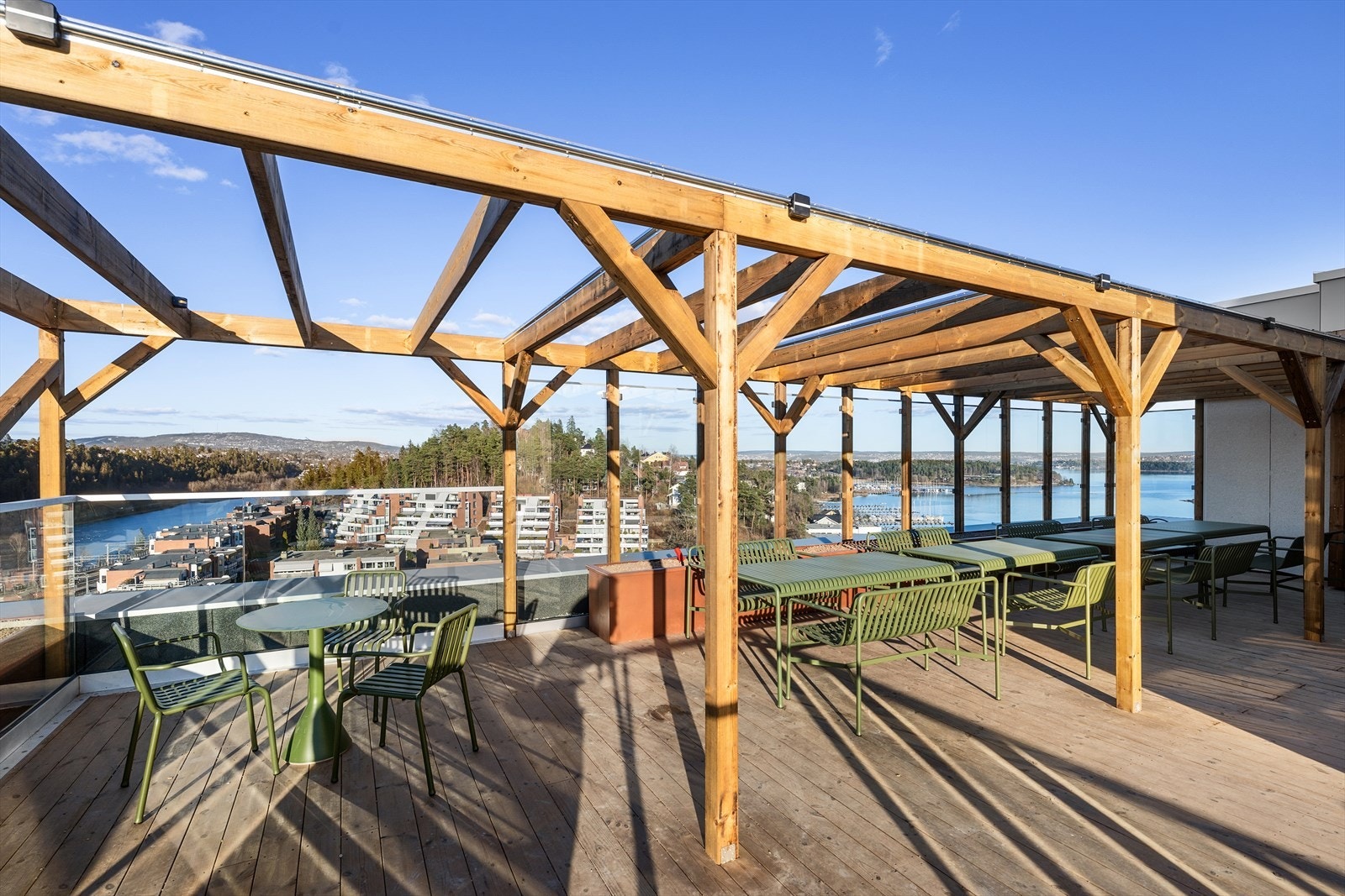 Bygg D har en flott takterrasse med vidstrakt utsikt - Praktisk pergola med sittegrupper Galleribilde