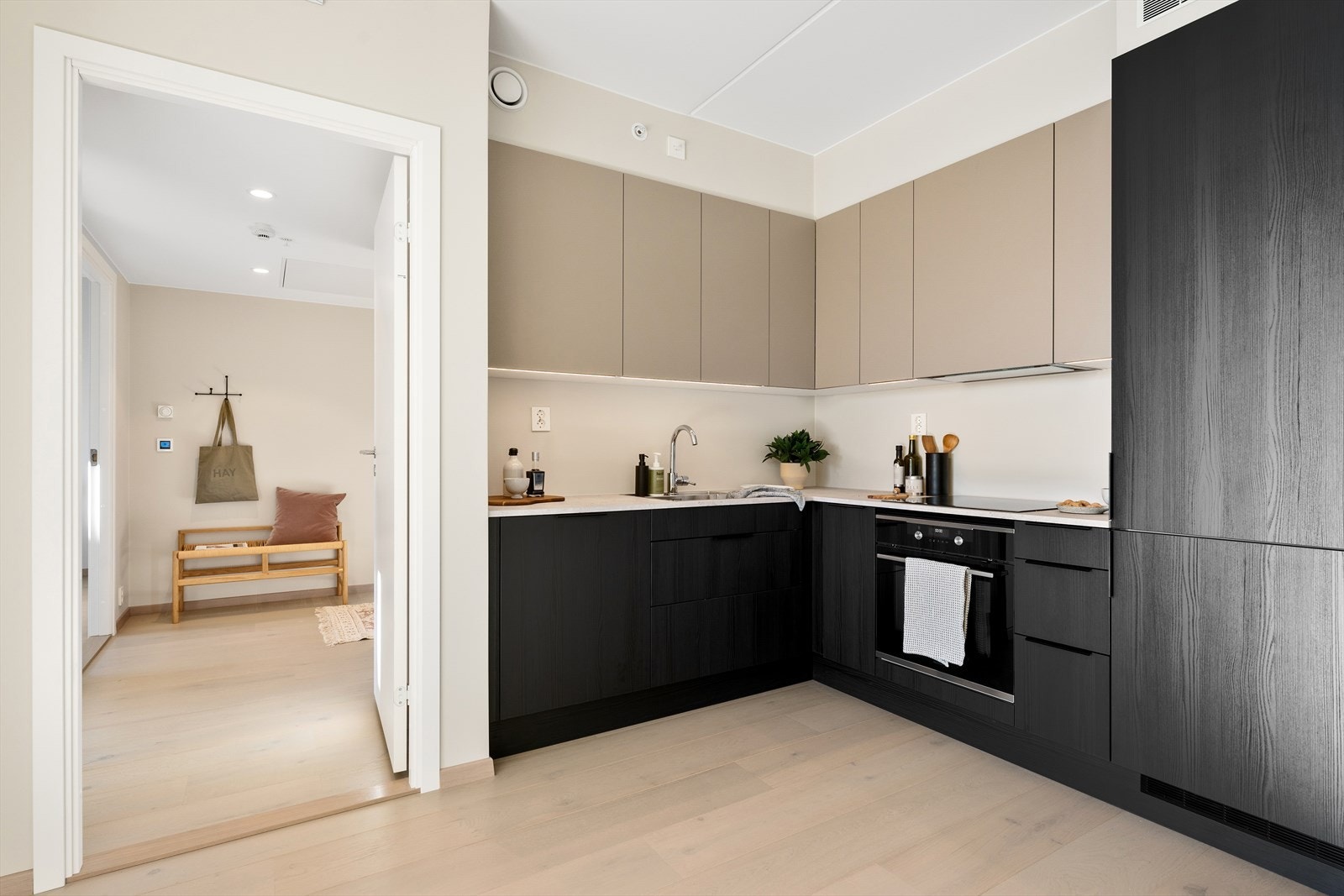 Kjøkkenet er levert av kvalitetsleverandøren HTH og har stilrene, slette fronter i to harmonerende fargetoner, som skaper et elegant og sofistikert uttrykk Galleribilde