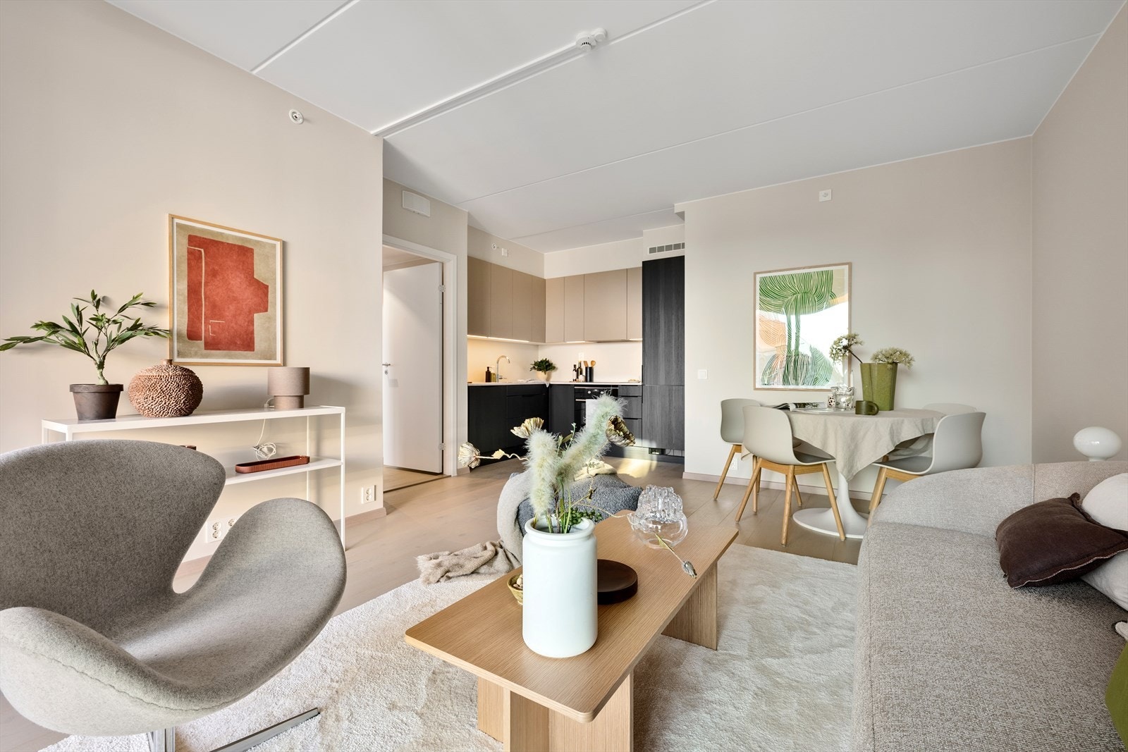 Stuen har en flott utforming med delvis tilbaketrukket kjøkkenløsning som sikrer flere gode naturlige soner Galleribilde