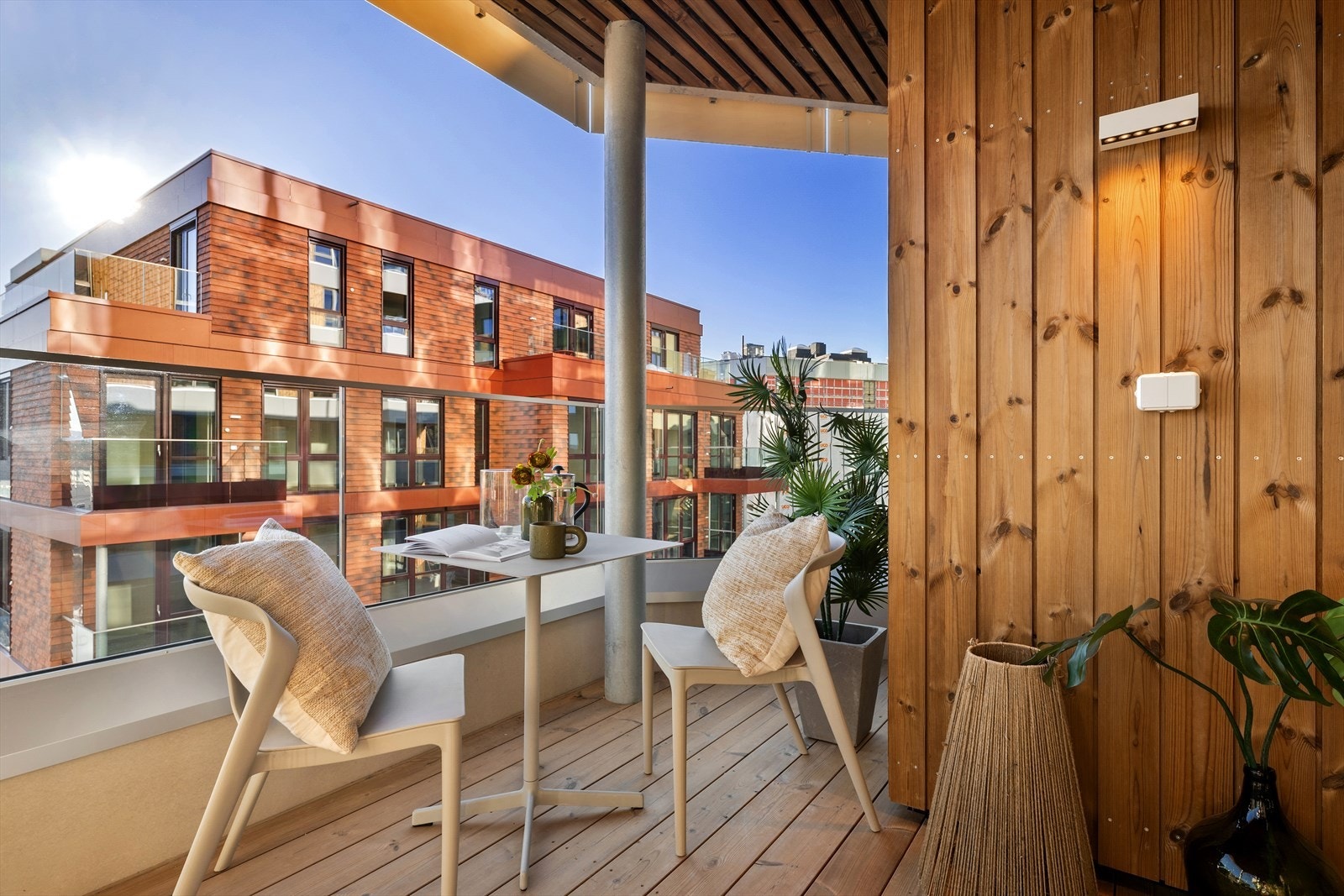 Balkongen er romslig og har godt med plass til både loungesett, beplantning, grill og folk - Den er overbygget og kan nytes også på regnfulle sommerdager Galleribilde